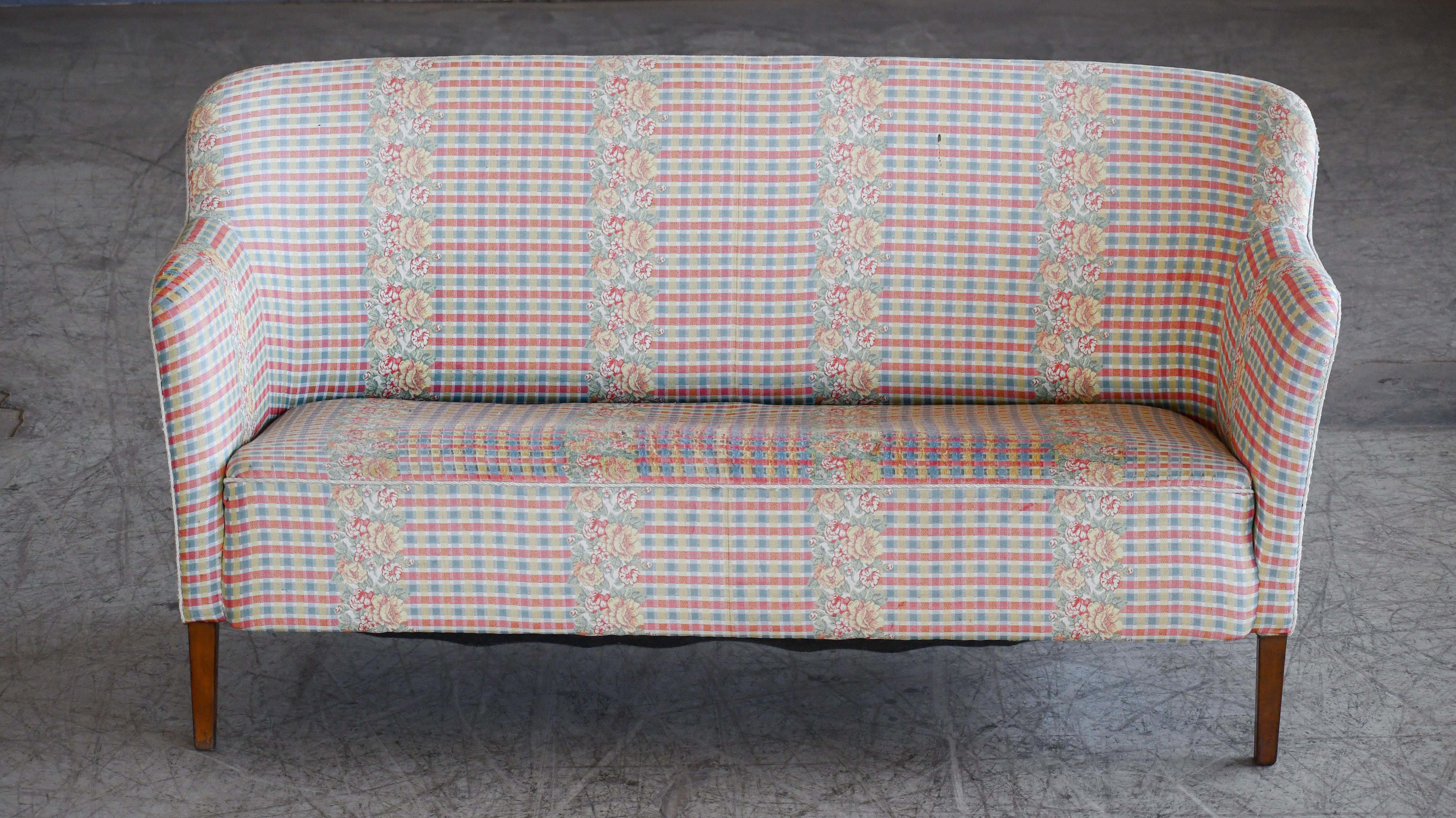 Mid-20th Century Danish 1950s Settee or Loveseat in Red Wool in the Style of Peter Hvidt  For Sale