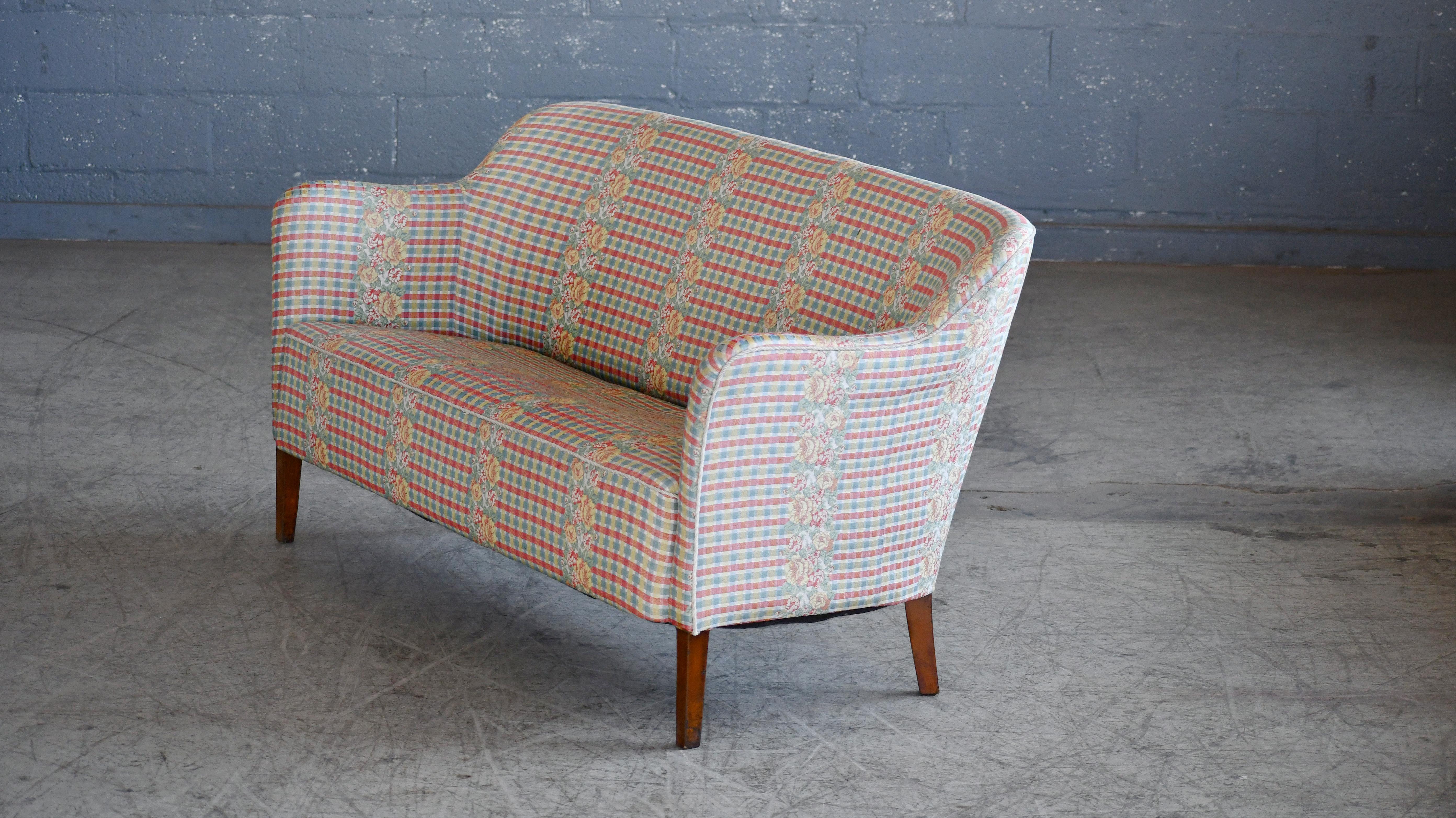 Dänisches Sofa oder Loveseat aus roter Wolle im Stil von Peter Hvidt aus den 1950er Jahren  im Angebot 2