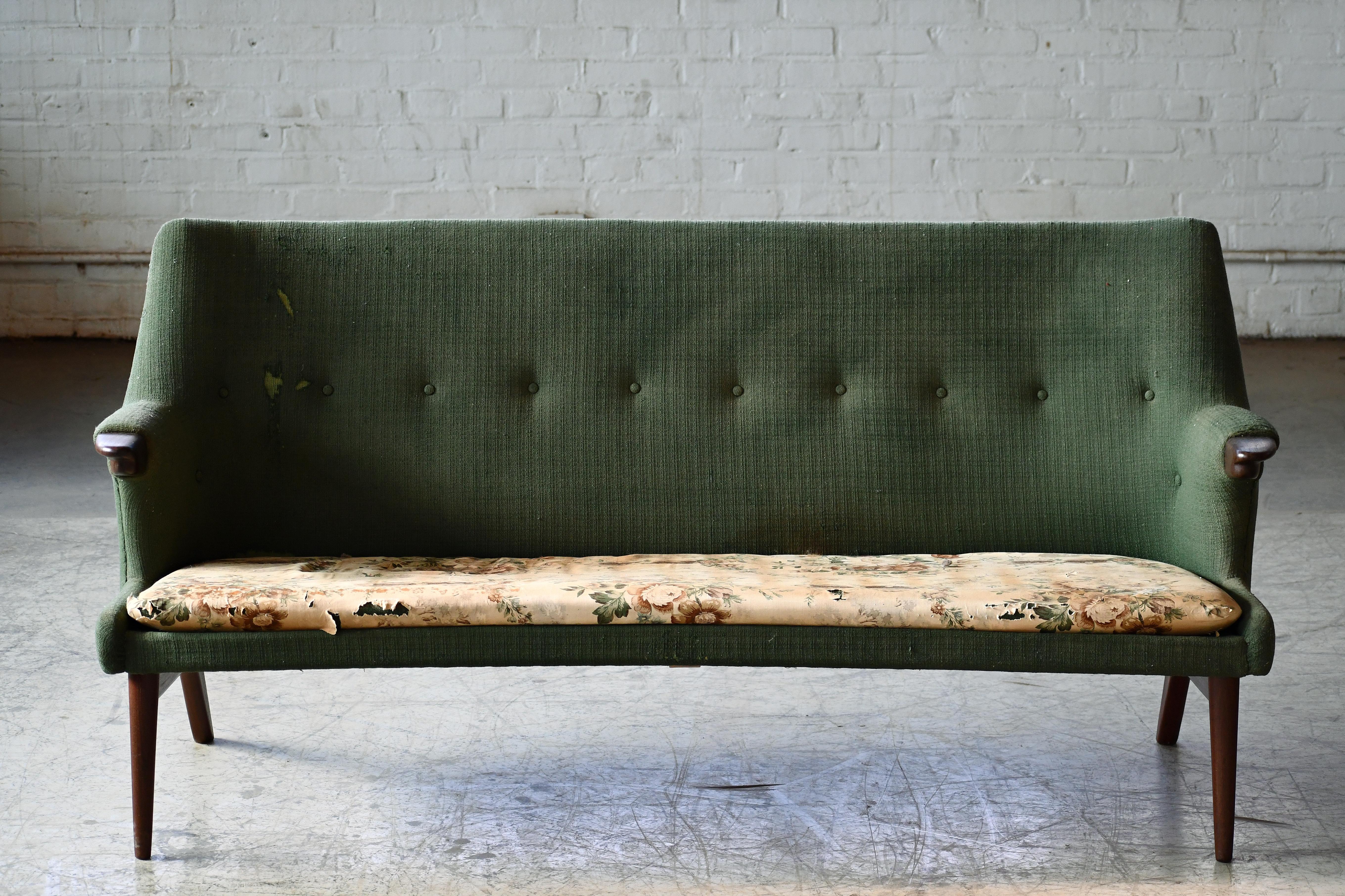 Dänisches Sofa von Kurt Olsen aus den 1950er Jahren mit Teakholz-Akzenten im Zustand „Gut“ im Angebot in Bridgeport, CT