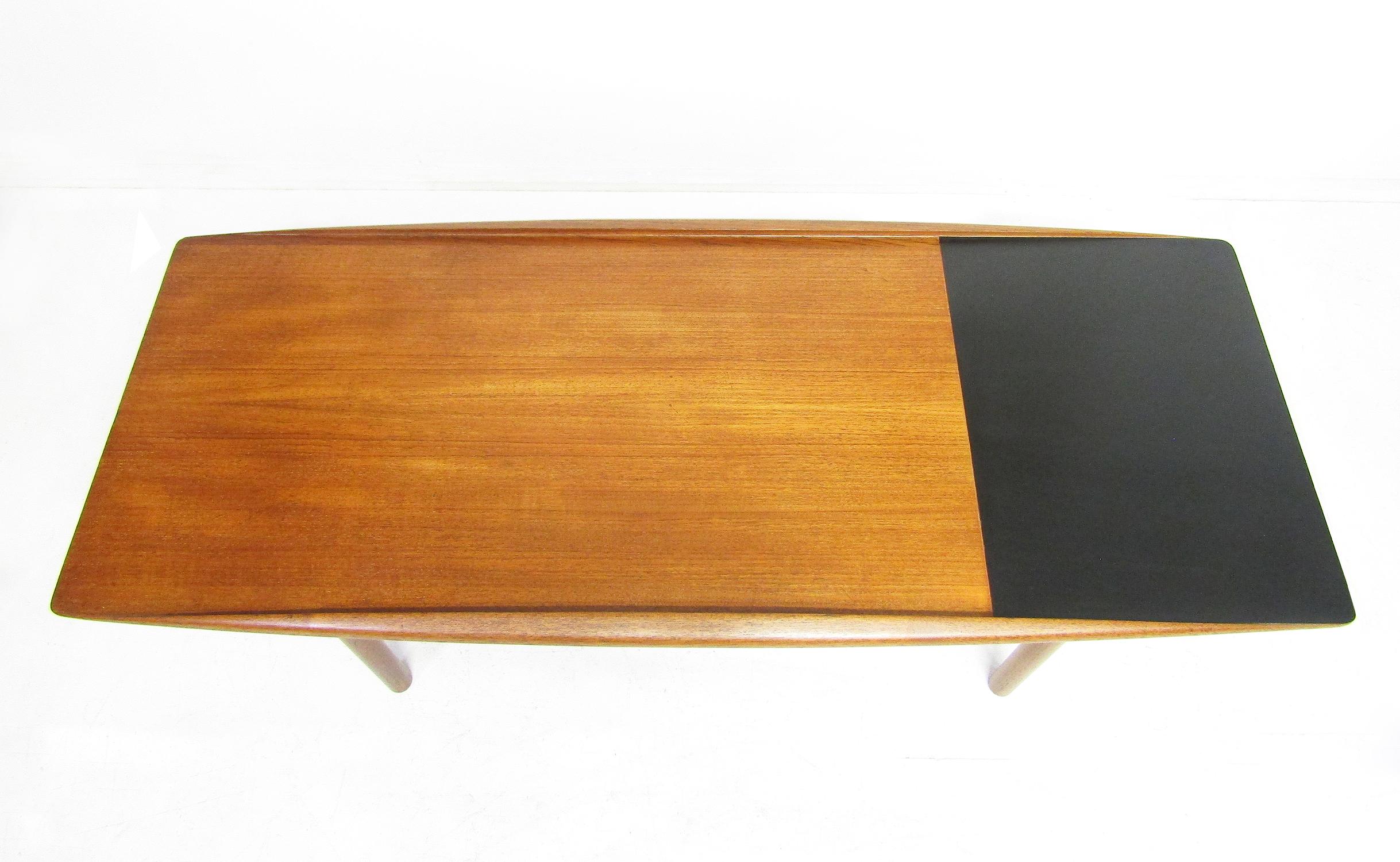 Table basse danoise des années 1950 en forme de planche de surf par Grete Jalk en vente 3