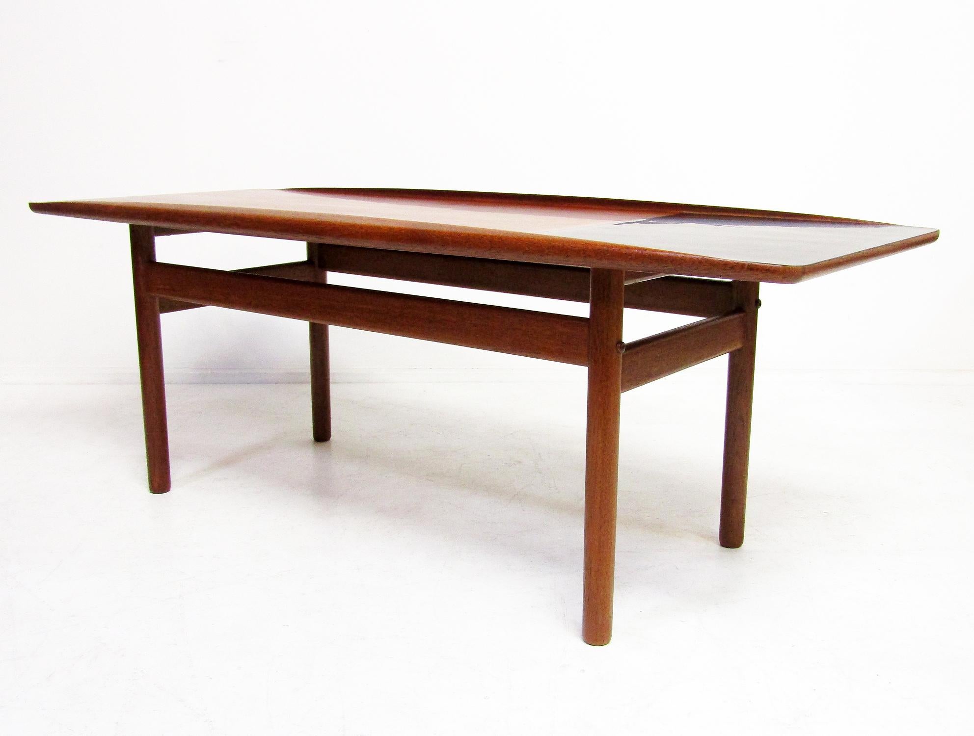 Mid-Century Modern Table basse danoise des années 1950 en forme de planche de surf par Grete Jalk en vente