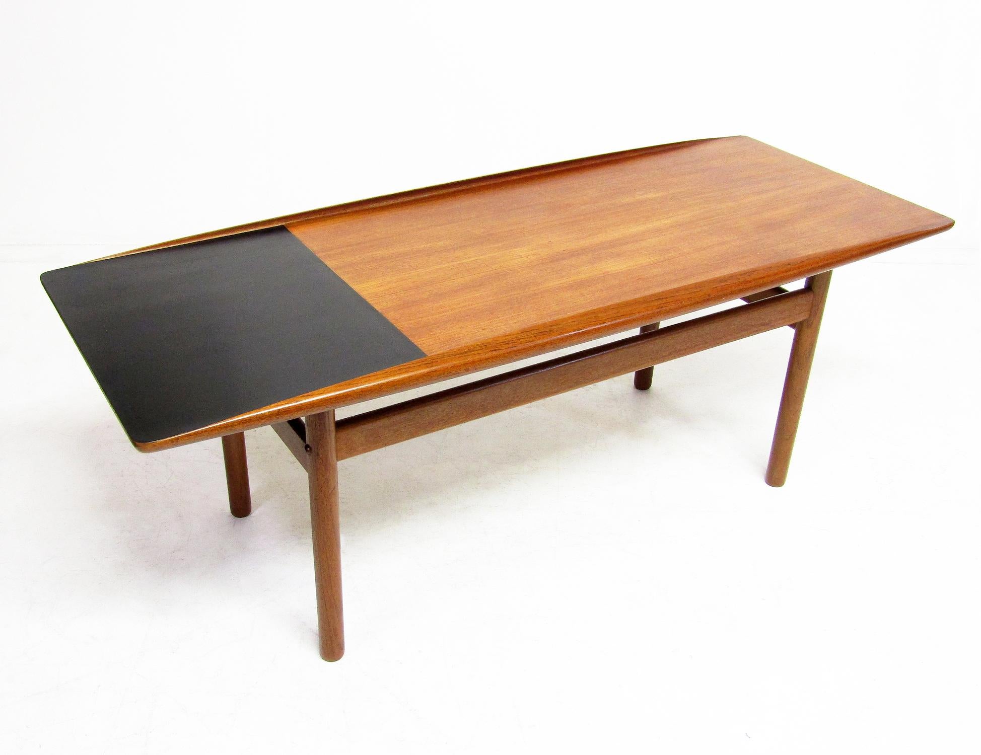 Danois Table basse danoise des années 1950 en forme de planche de surf par Grete Jalk en vente