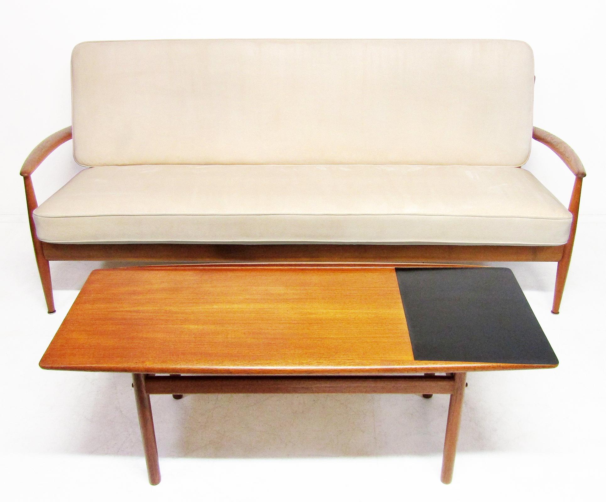 20ième siècle Table basse danoise des années 1950 en forme de planche de surf par Grete Jalk en vente