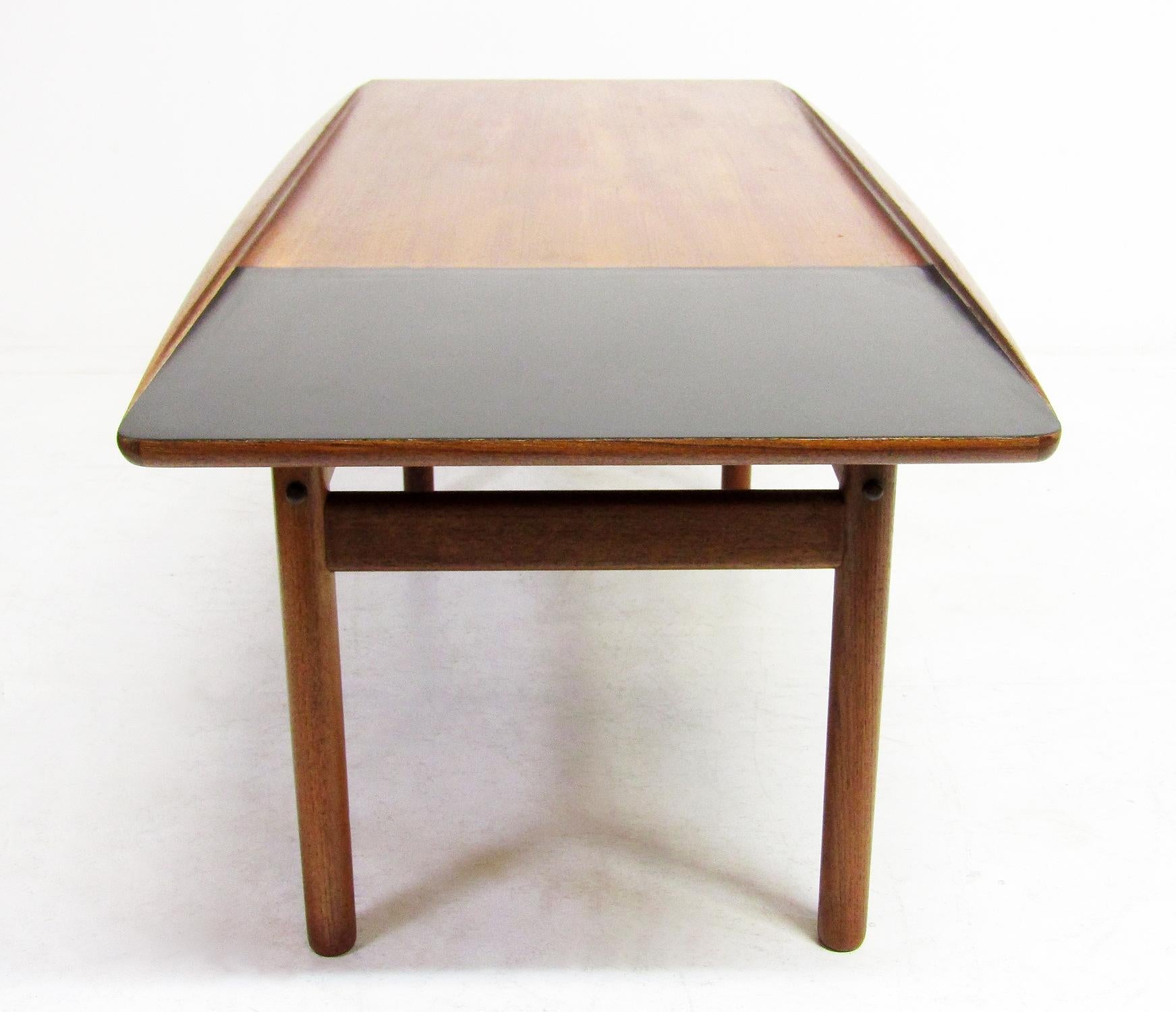 Teck Table basse danoise des années 1950 en forme de planche de surf par Grete Jalk en vente