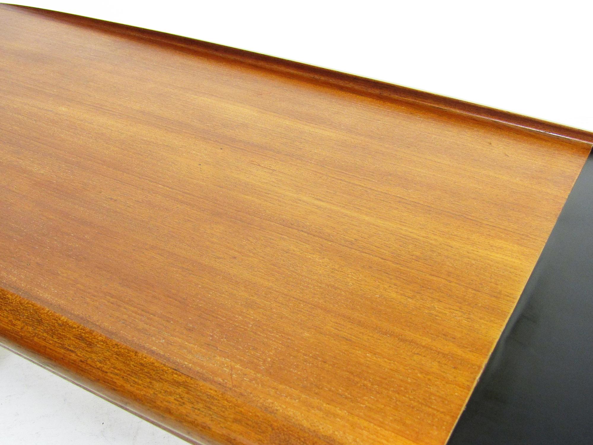 Table basse danoise des années 1950 en forme de planche de surf par Grete Jalk en vente 2