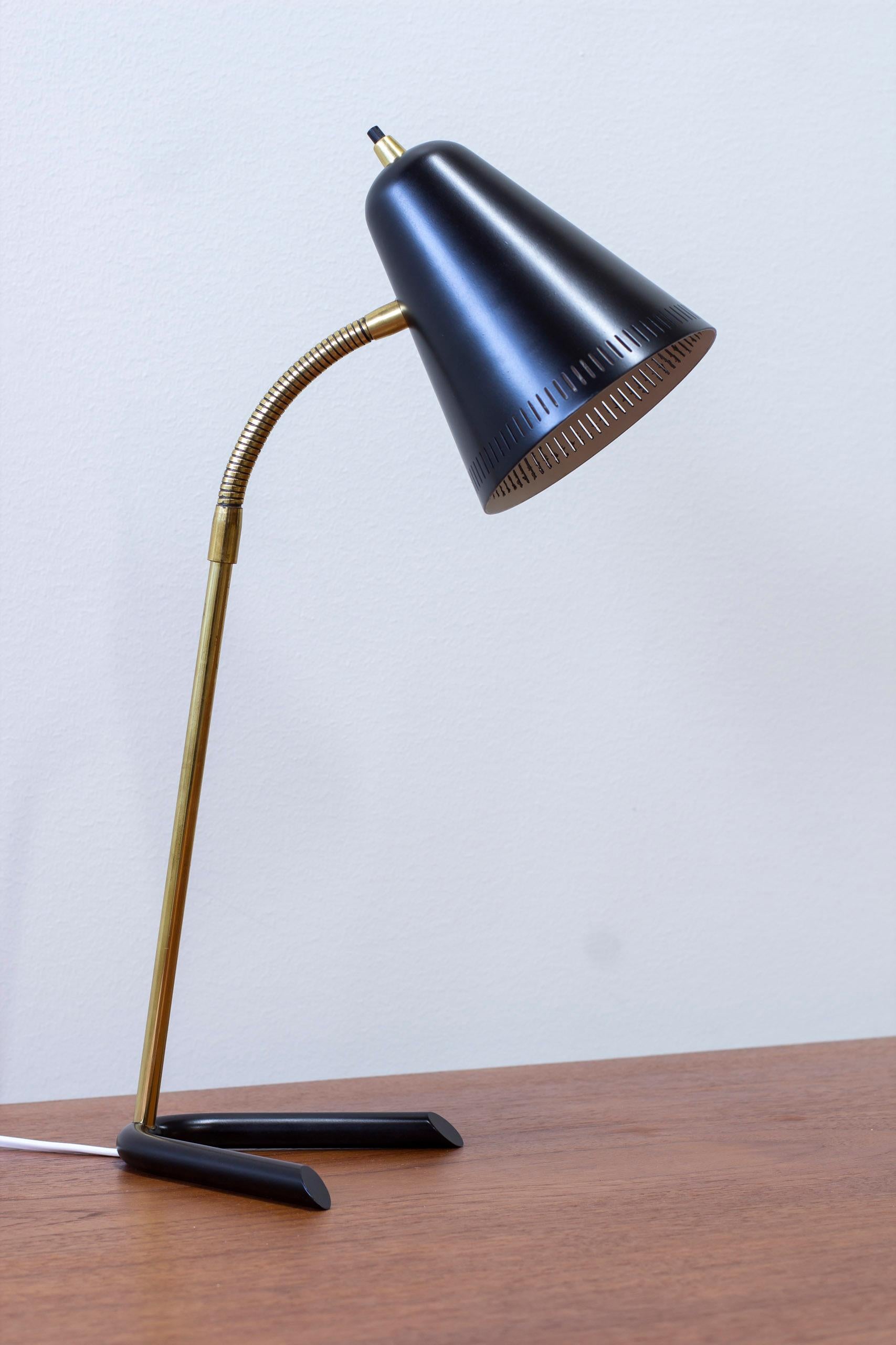 Table lamp designed and produced in Denmark. Made during the 1950s. Polished brass and black lacquered aluminum. Light switch on top of the lamp shade in working order. Very good vintage condition with light age related patina.

Designer: