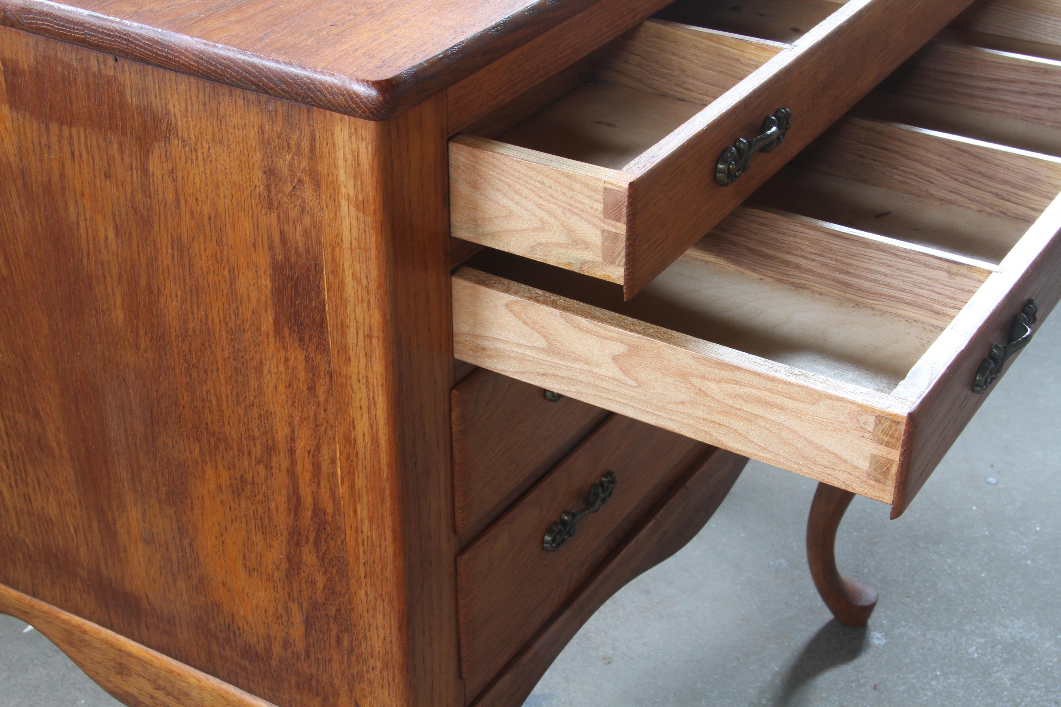 Danish 1960s bedside/nighstand 4 Drawer Dresser in Oak For Sale 4