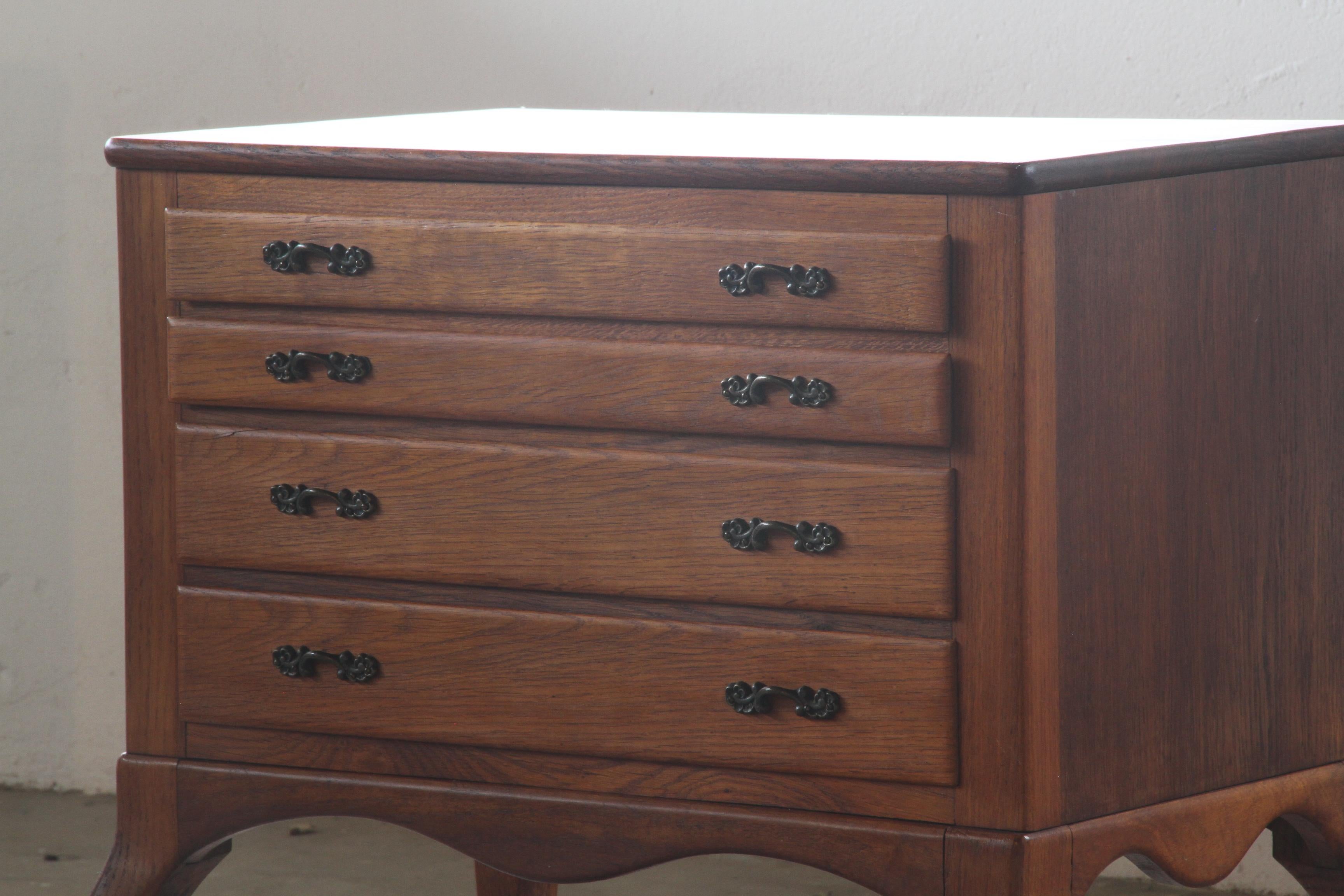 Danish 1960s bedside/nighstand 4 Drawer Dresser in Oak In Good Condition For Sale In Store Heddinge, DK