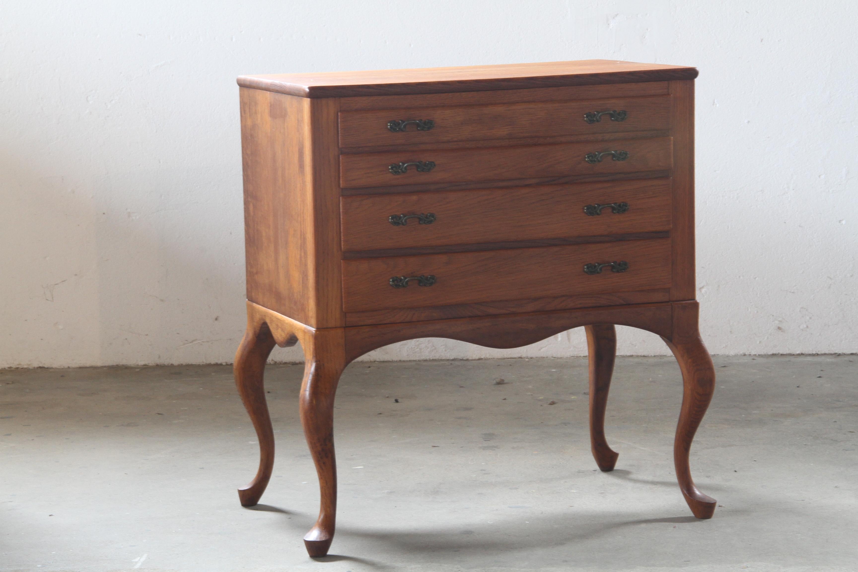 Danish 1960s bedside/nighstand 4 Drawer Dresser in Oak For Sale 2