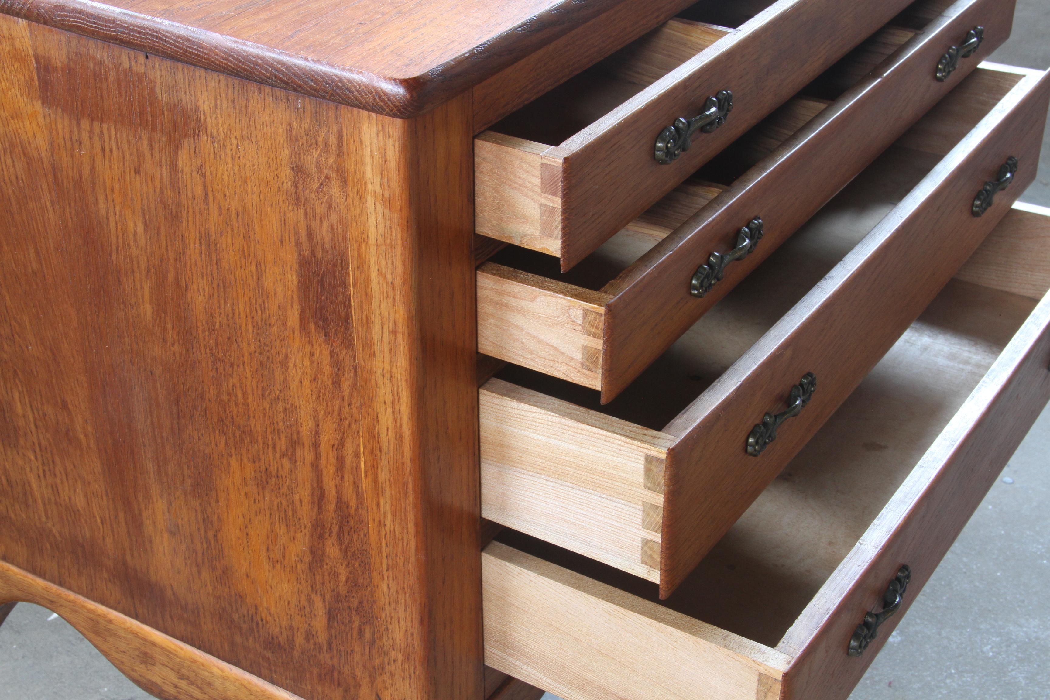 Danish 1960s bedside/nighstand 4 Drawer Dresser in Oak For Sale 3