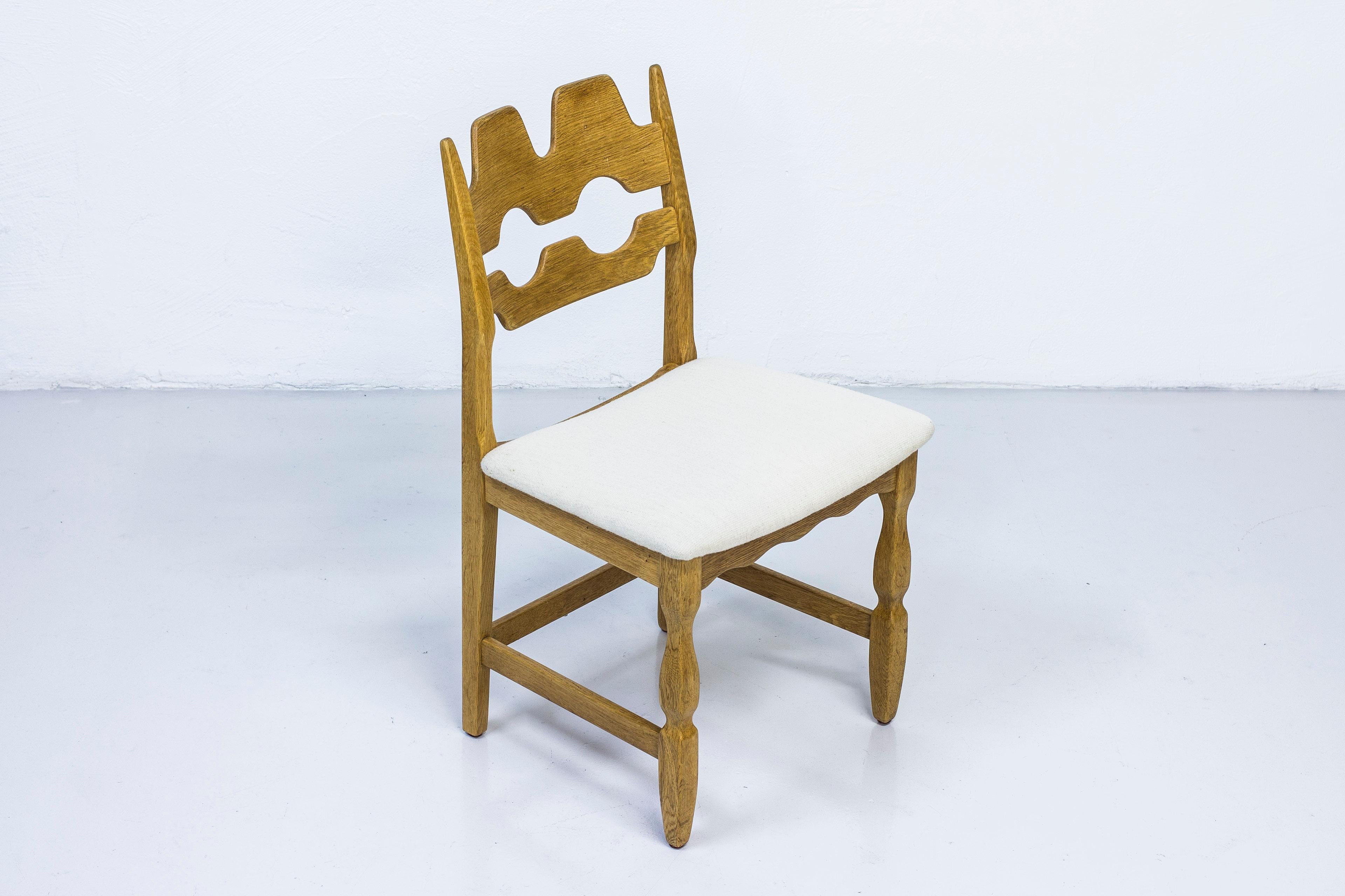 Danish 1960s Dining Chairs in Oak by Henning Kjærnulf In Good Condition In Hägersten, SE