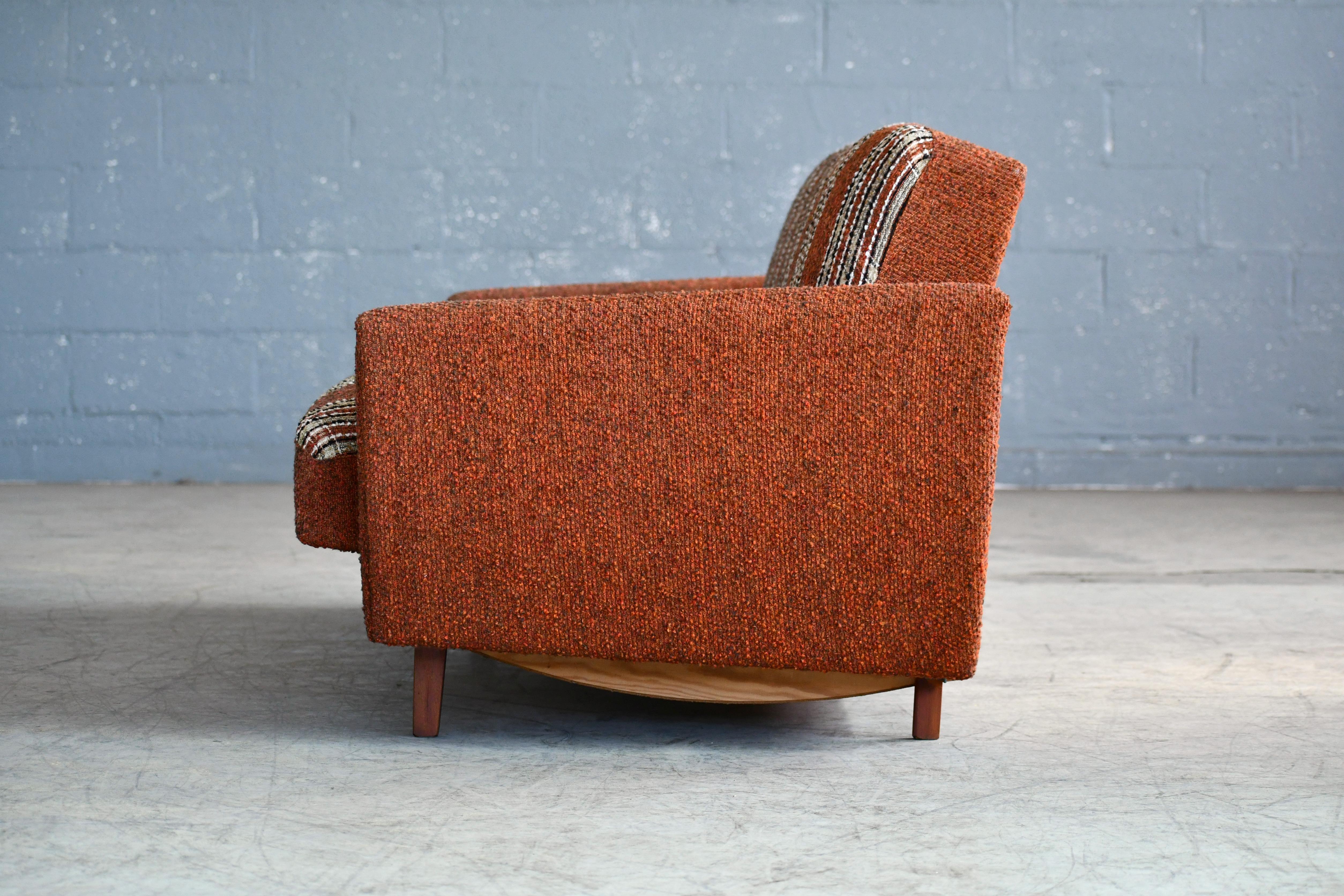 Danish 1960s Extendable Daybed or Sleeper Sofa in Original Fabric In Good Condition In Bridgeport, CT