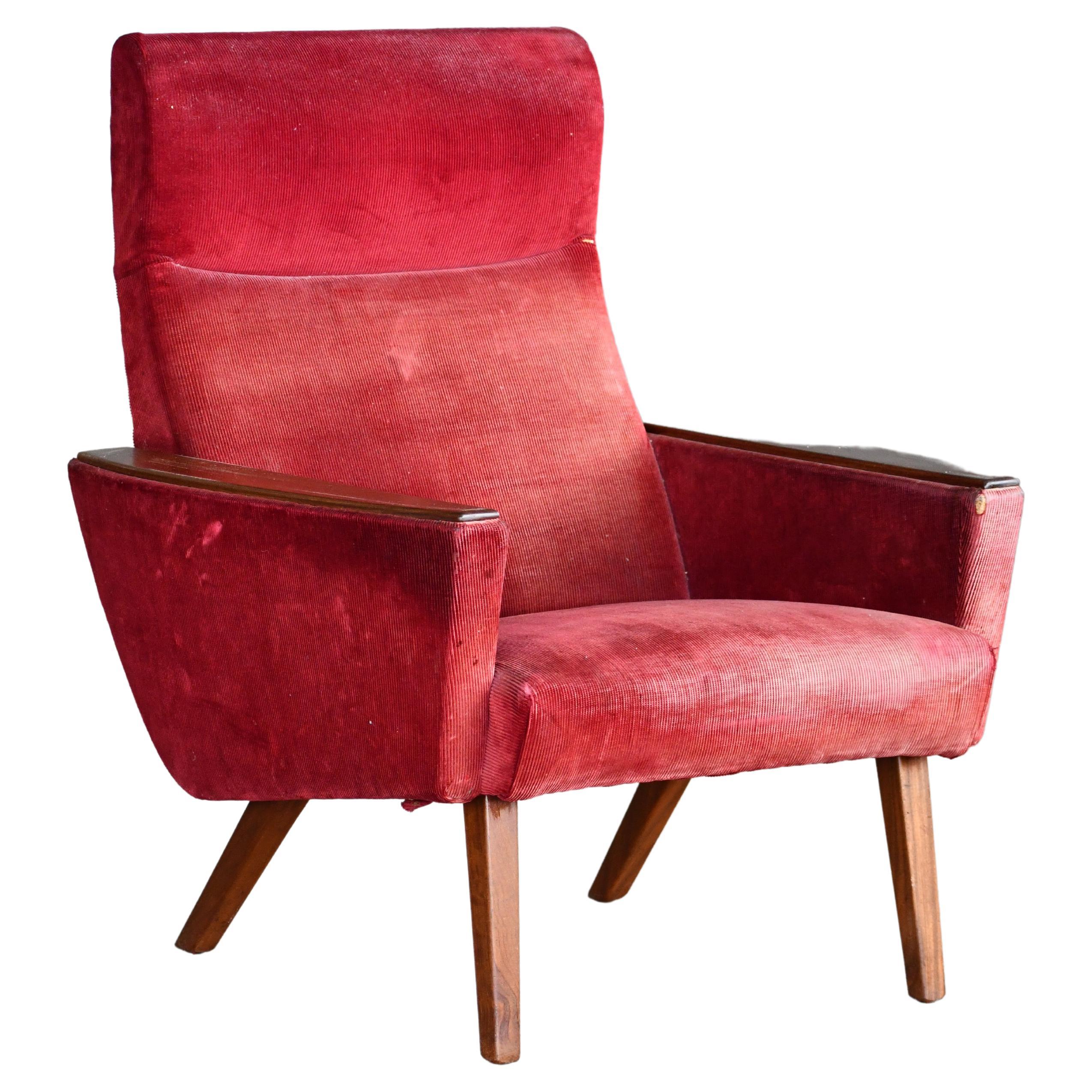 Charmanter klassischer dänischer Sessel aus den 1960er Jahren mit Armlehnen aus Teakholz, möglicherweise von Kurt Østervig für Ryesberg Mobler entworfen, aber wir sind uns nicht sicher, wer der Designer und Hersteller dieses Sessels ist. Der