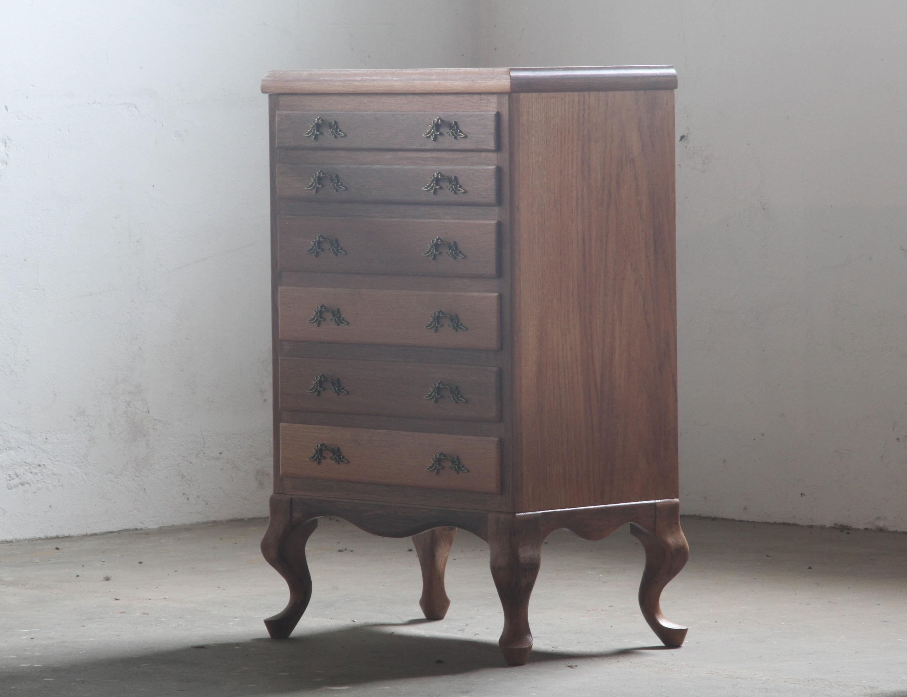 Questo splendido mobile/abitazione danese vintage in rovere è un capolavoro di artigianato di metà secolo, che unisce un design senza tempo a un'eccellente funzionalità. In condizioni di lavoro perfette, mostra una splendida patina e linee pulite e