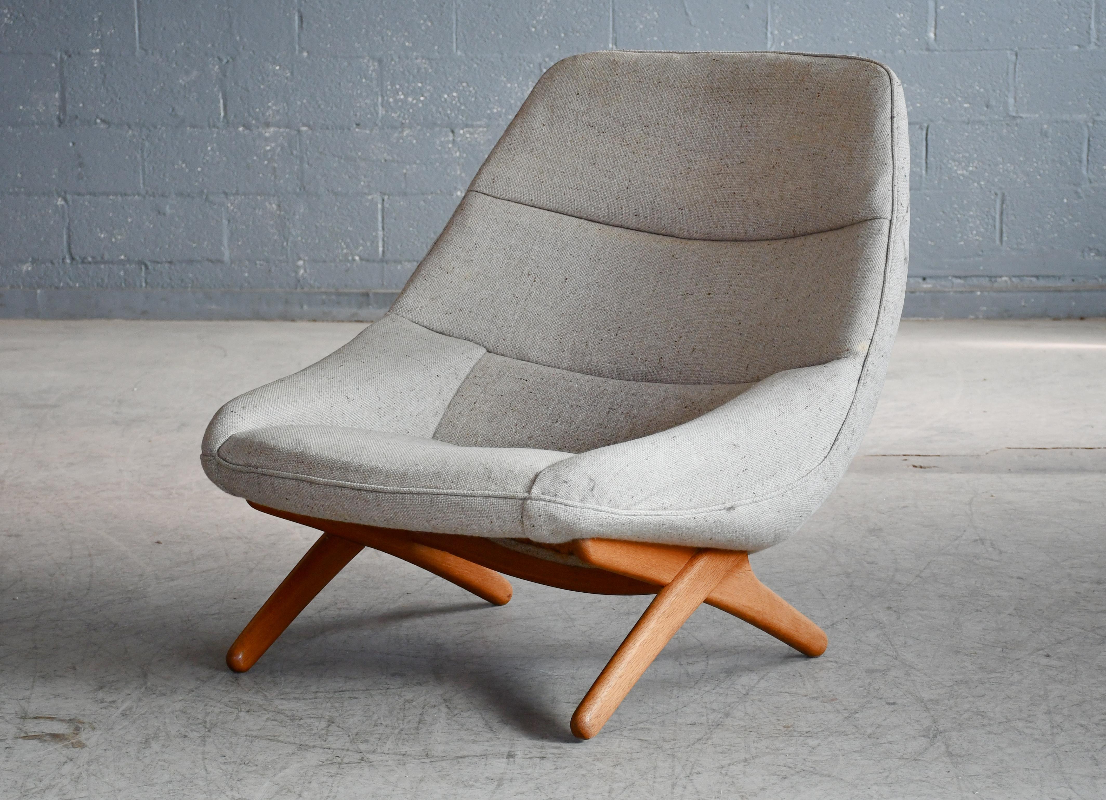 Spettacolare design dalle forme arrotondate con base a forbice - Classico design Illum Wikkelso realizzato da Michael Laursen e Aarhus Polstermobelfabrik negli anni Sessanta. Profilo straordinario e comfort superlativo. Il tessuto originale in lana