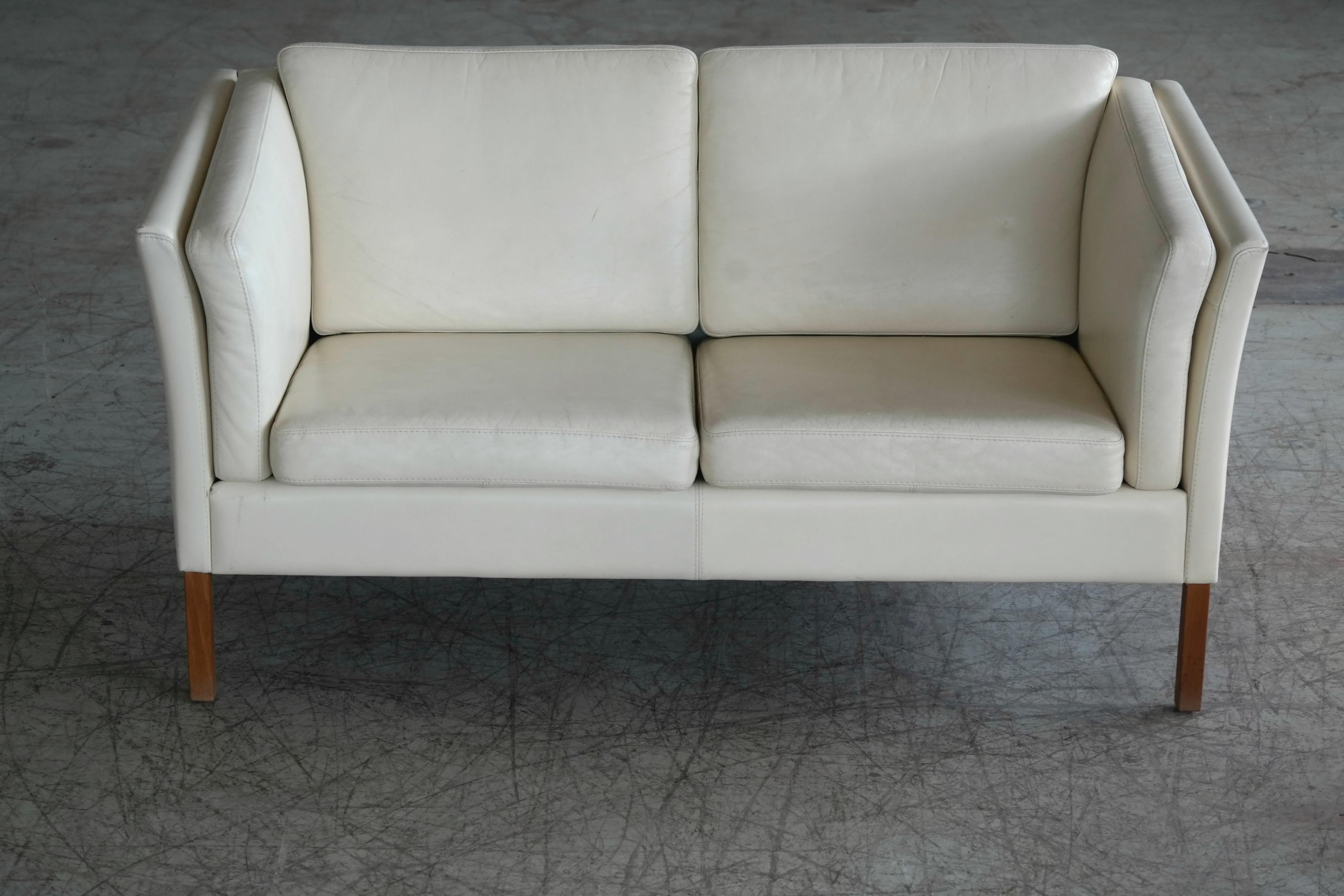 Danish 1960s Loveseat in Cream Colored Leather in Style of Borge Mogensen In Good Condition In Bridgeport, CT