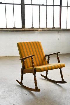 Silla mecedora danesa de los años 60 con respaldo bajo, de roble, al estilo de Henning Kjærnulf