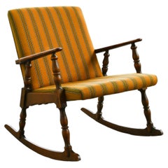 Silla mecedora danesa de los años 60 con respaldo bajo, de roble, al estilo de Henning Kjærnulf