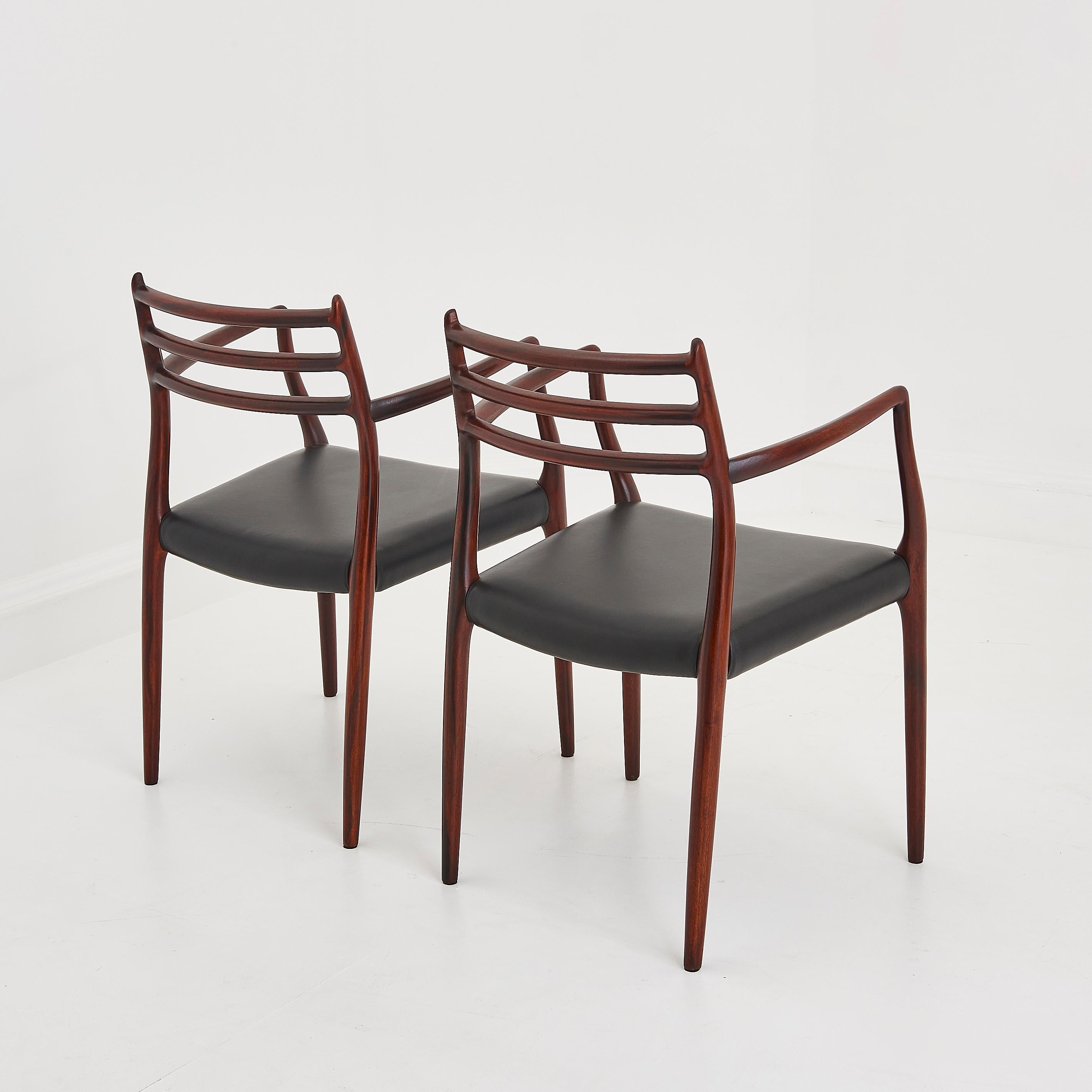 Mid-Century moderno Poltrone danesi in mogano e pelle nera Niels Otto Moller 'Model 62' degli anni '60 in vendita