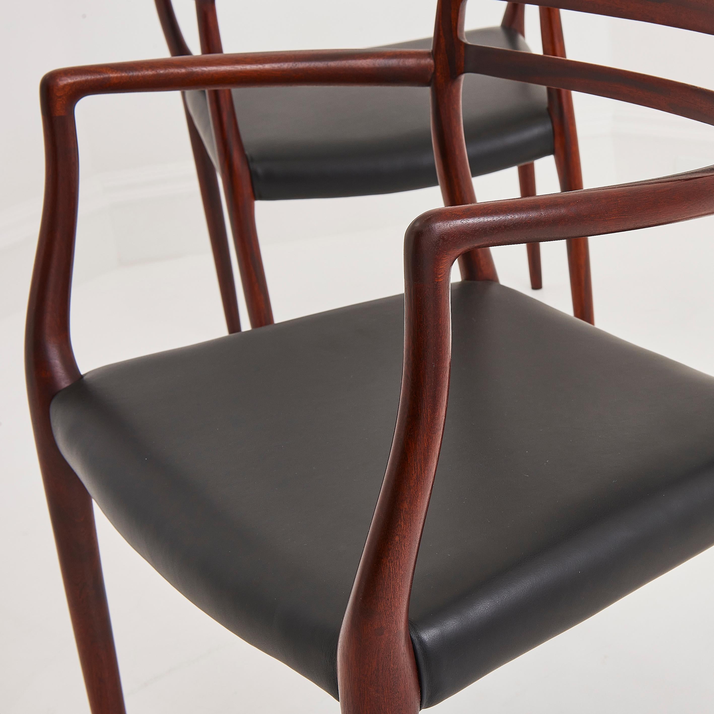 Metà XX secolo Poltrone danesi in mogano e pelle nera Niels Otto Moller 'Model 62' degli anni '60 in vendita