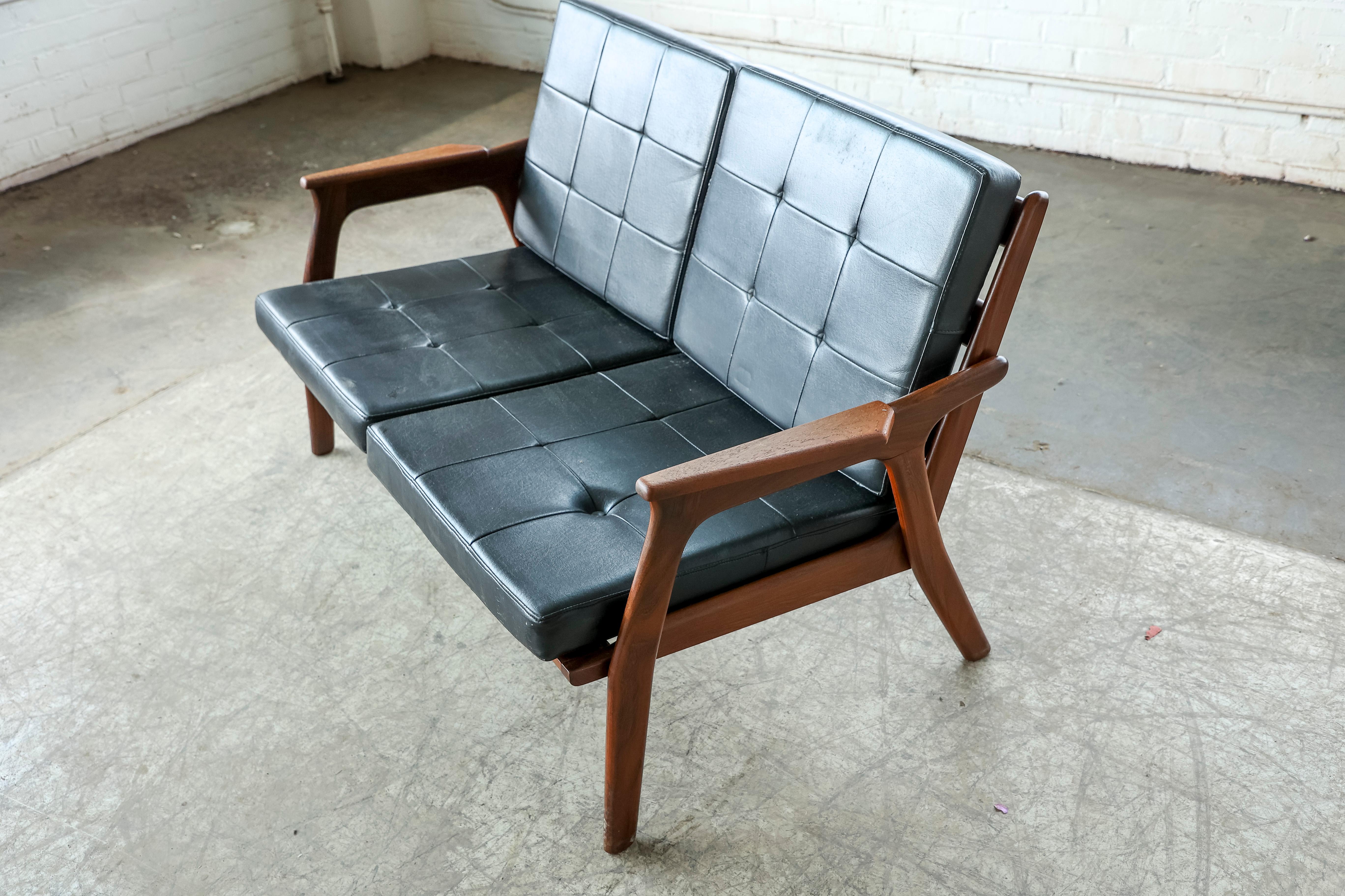 Danish 1960s Midcentury Settee in Teak and Leather For Sale 6