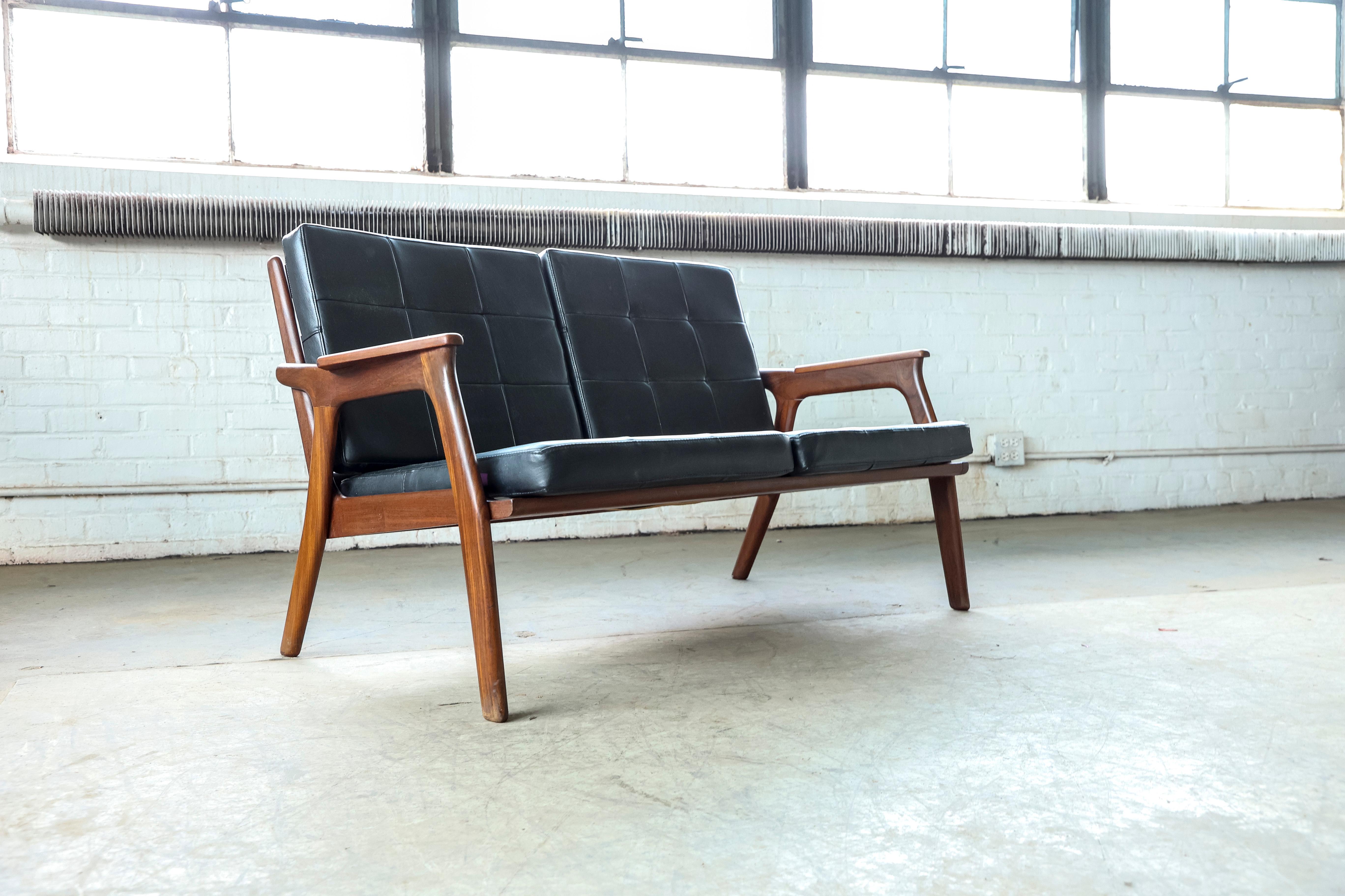 Danish 1960s Midcentury Settee in Teak and Leather In Good Condition For Sale In Bridgeport, CT