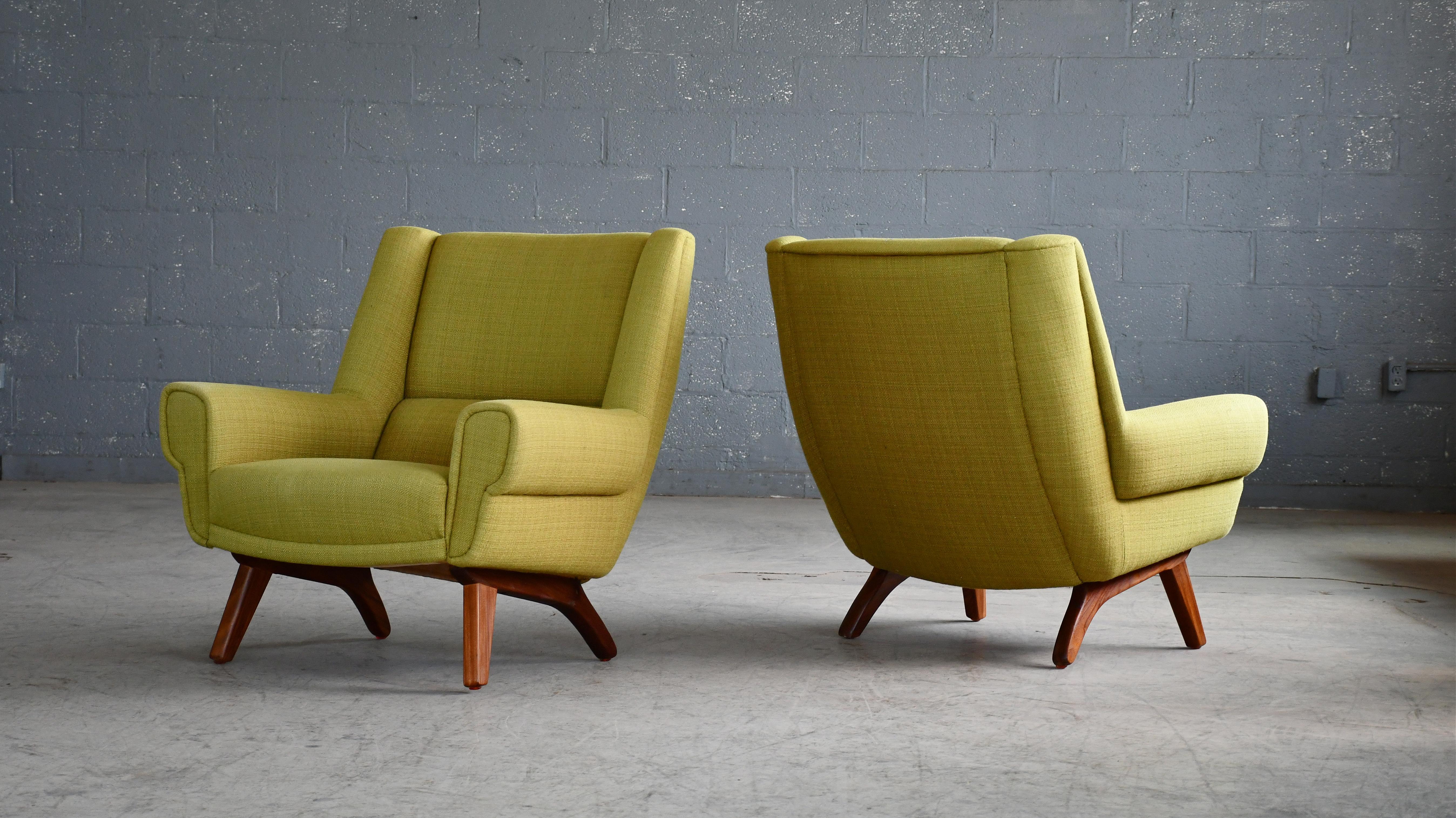 Bellissime sedie lounge classiche danesi moderne della fine degli anni '60 con gambe a forbice in teak. Queste sedie sono probabilmente di Rolschau Mobler e ricordano molto lo stile di design di Illum Wikkelso. Lo schienale angolato e la spessa