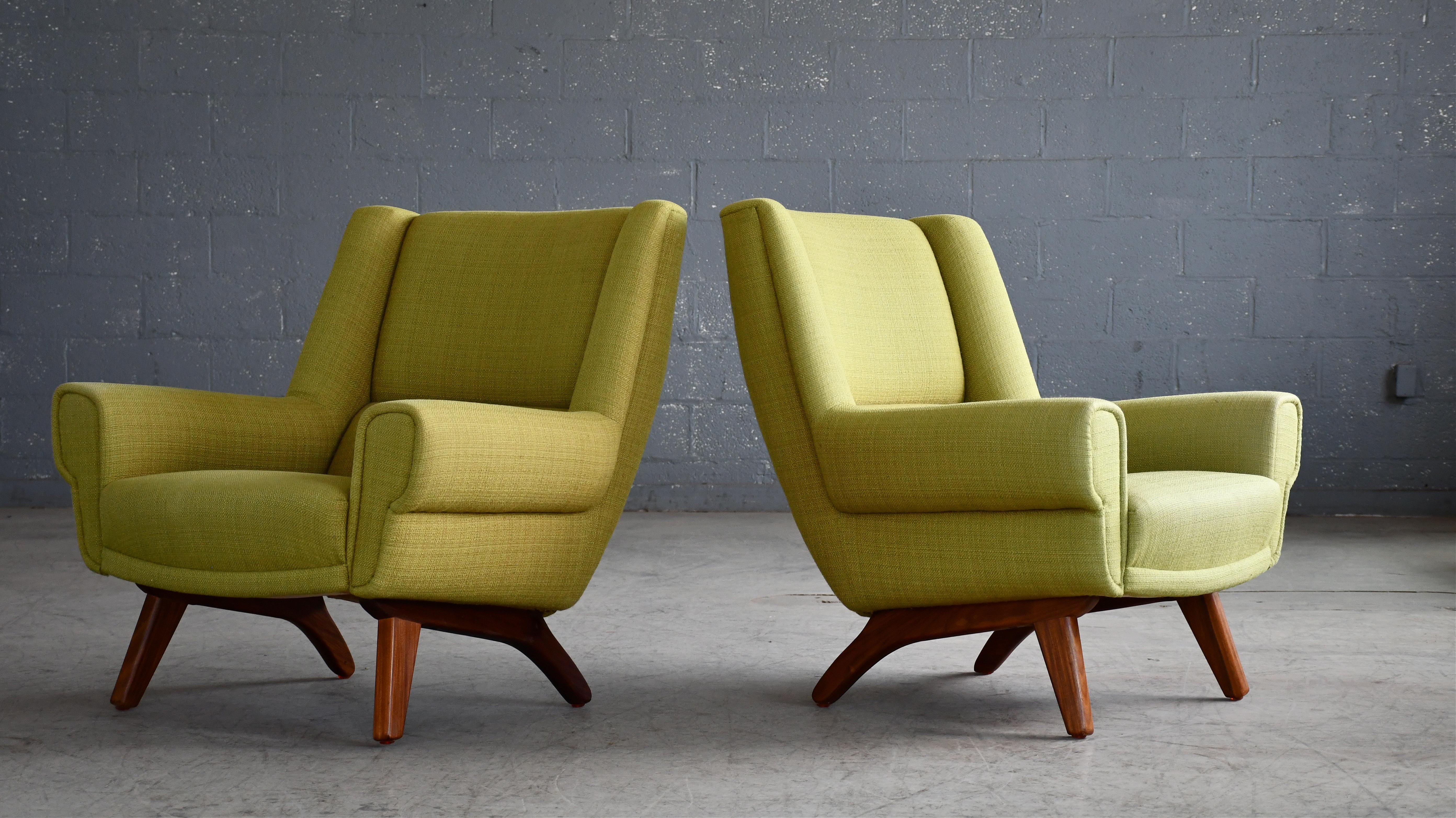 Mid-Century moderno Coppia di sedie da salotto danesi degli anni '60 in lana verde in vendita