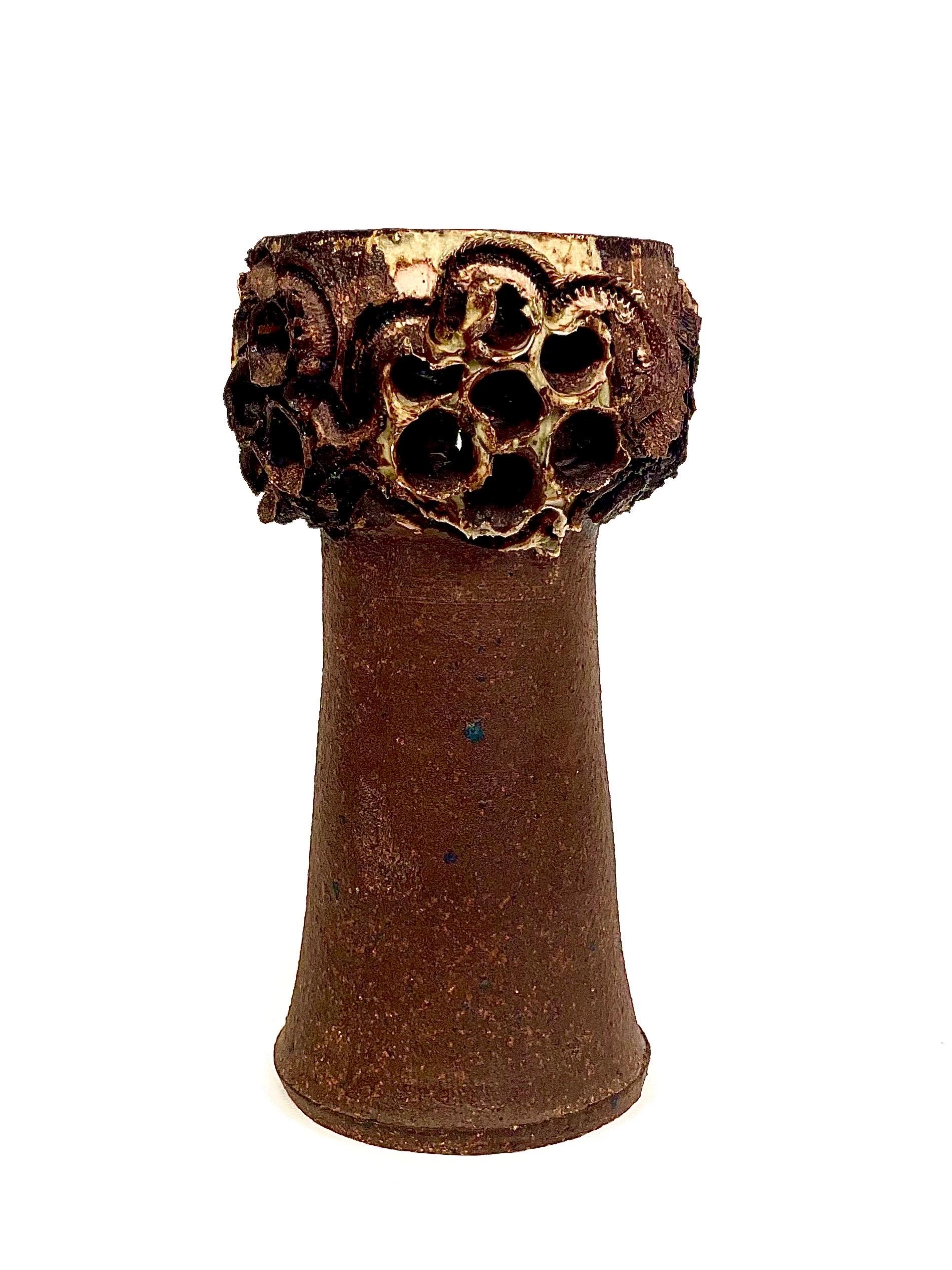Scandinavo moderno Vaso scultoreo danese in gres degli anni '60 disegnato dall'artista Bodil Marie Nielsen in vendita