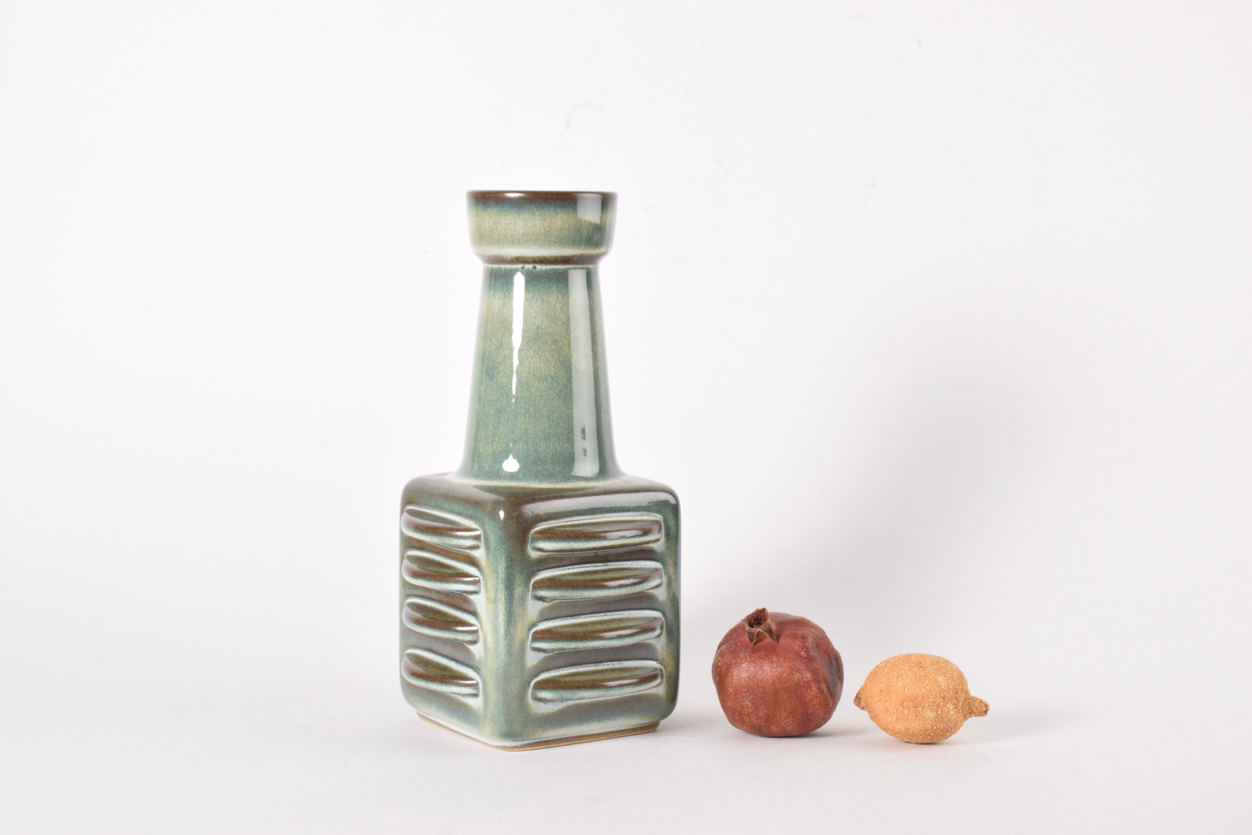 Hohe dänische Vase aus der Mitte des Jahrhunderts, entworfen von Einar Johansen für Søholm Stentøj. Hergestellt in den 1960er Jahren.
Die skulpturale Vase hat eine glänzende und lebendige Glasur in Grün-, Braun-, Blau- und Beigetönen. Es ist aus