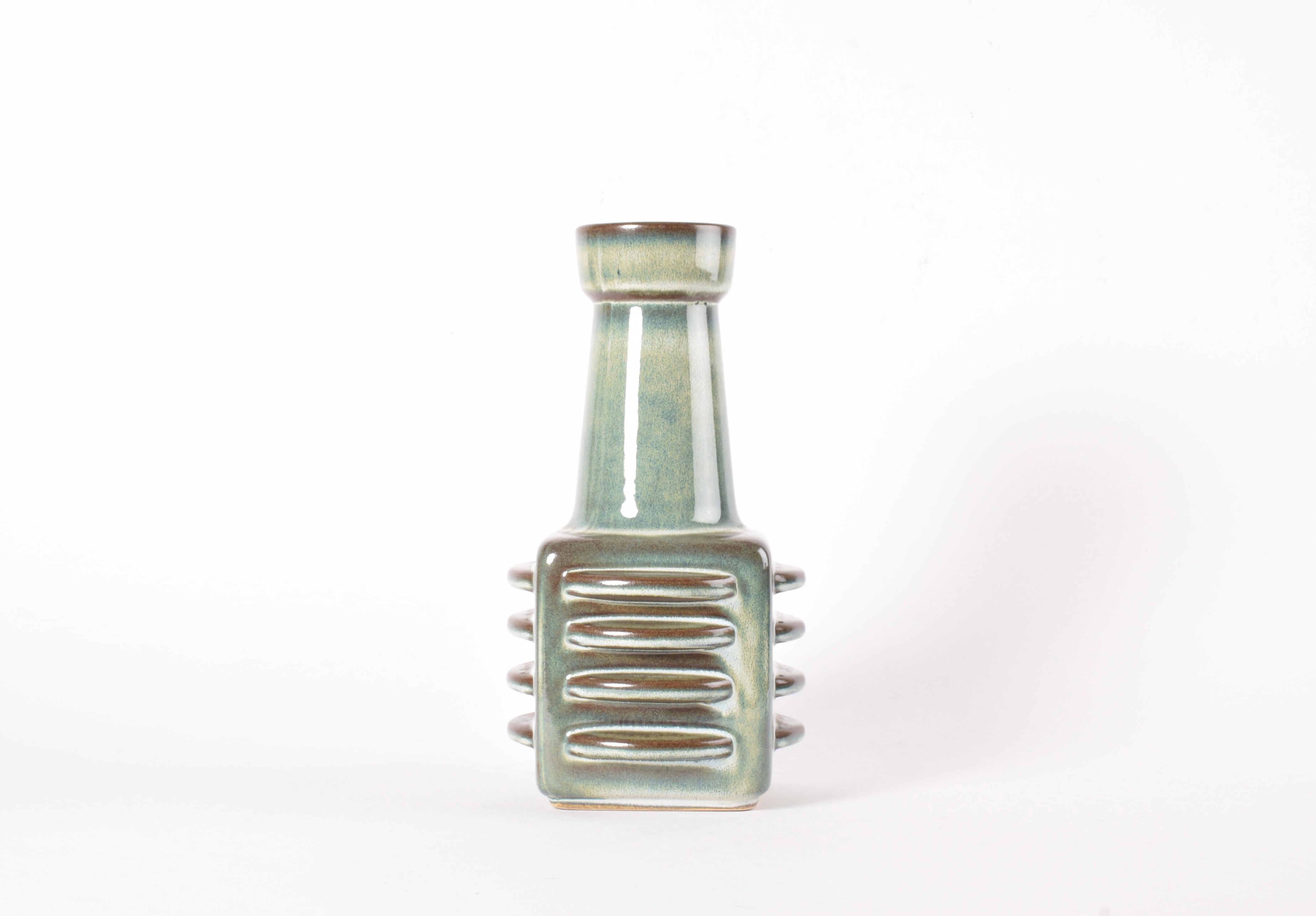 Dänische 1960er Søholm Skulpturale Keramikvase von Einar Johansen, grün glasiert (Glasiert) im Angebot