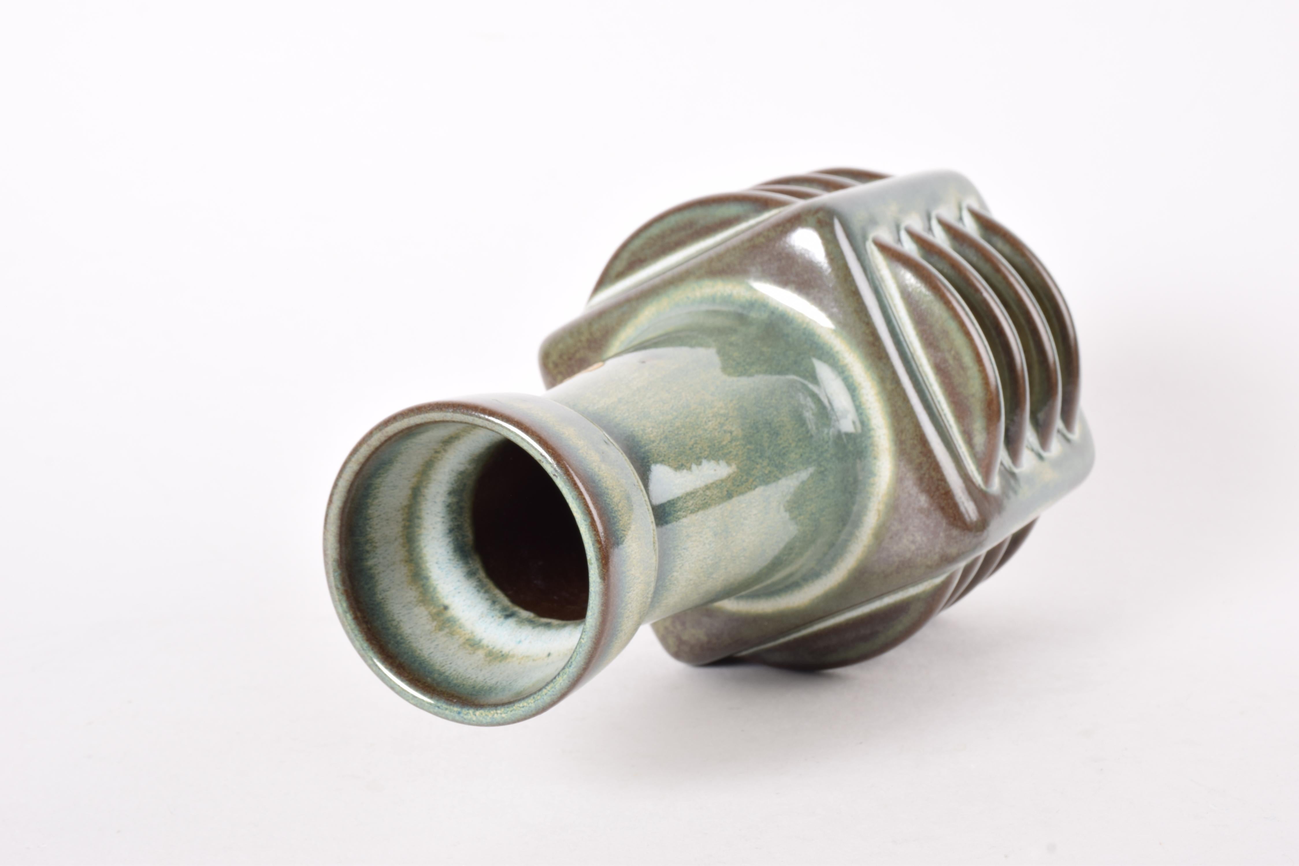 Dänische 1960er Søholm Skulpturale Keramikvase von Einar Johansen, grün glasiert (Steingut) im Angebot