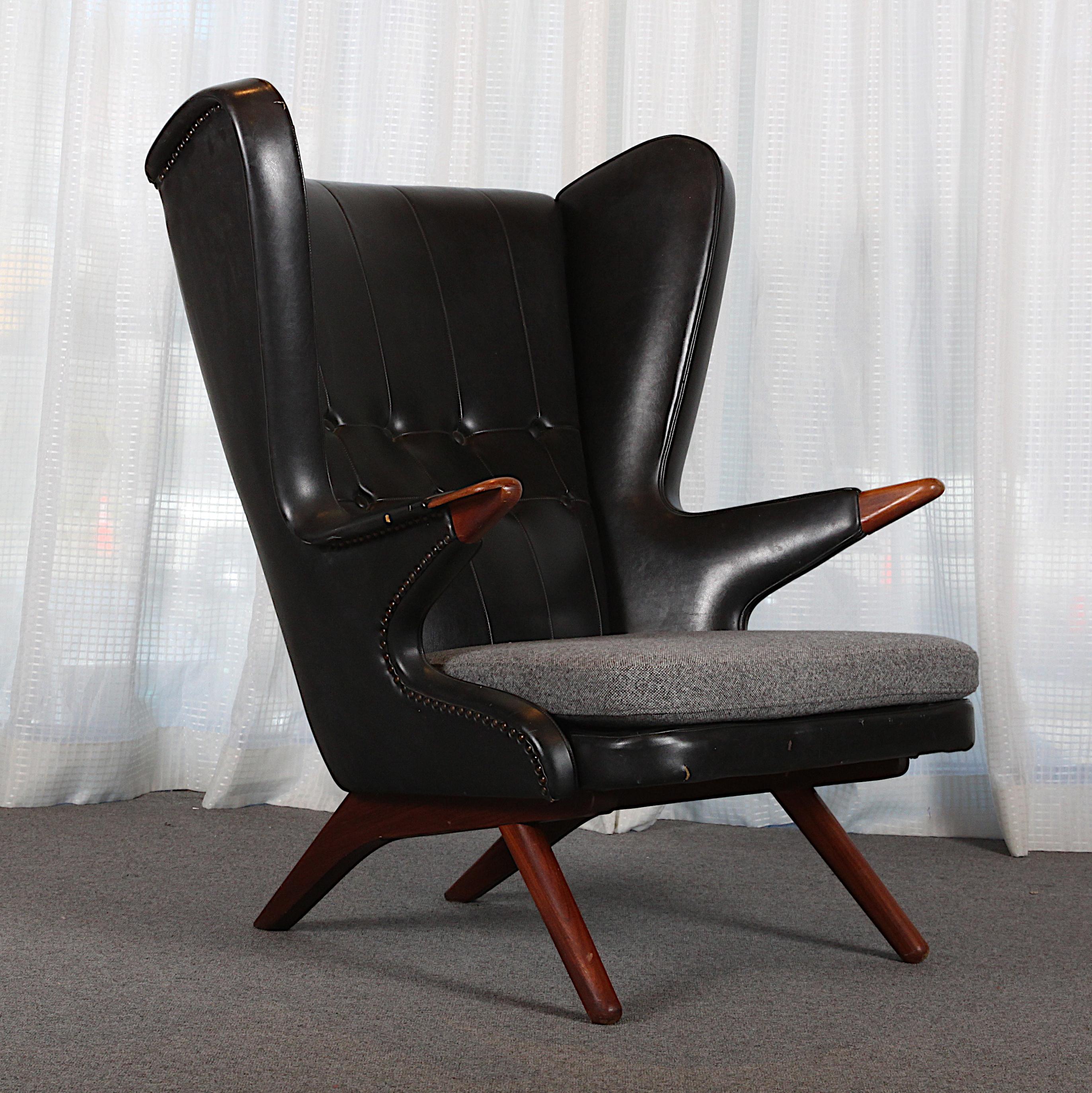 Impressive lounge chair model 91, also known as the “Papa Bear” designed by Svend Skipper and manufactured by Skipper Mobler in Denmark, circa 1960. The legs of the chair are made of high quality rosewood and so are the details in the armrests,