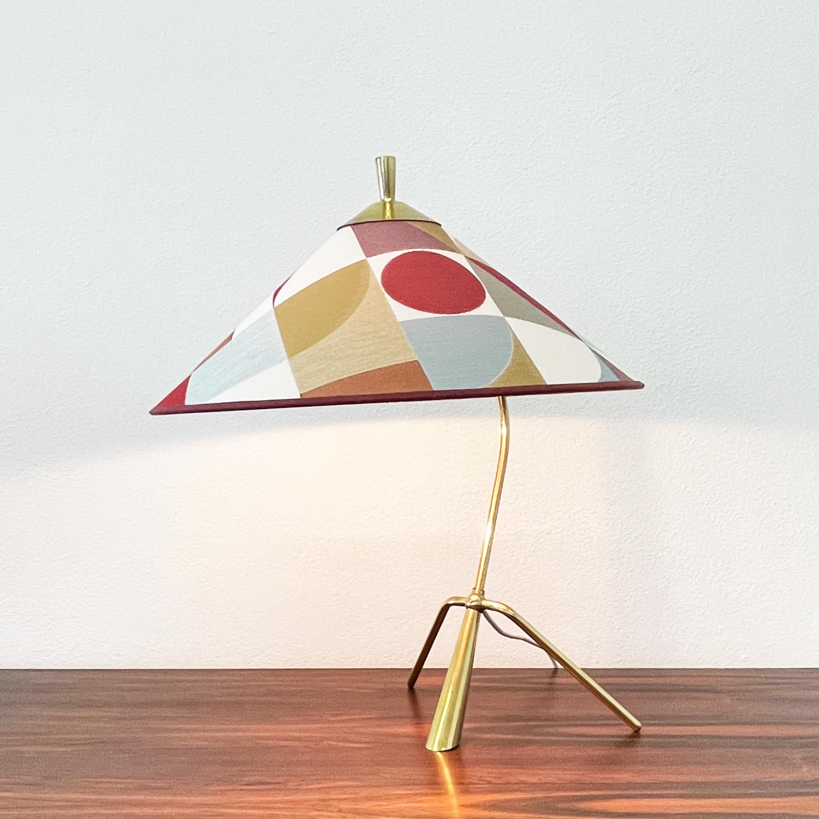 Dänische Tischlampe aus den 1960er Jahren.
Optionaler Schirm aus schönem monochromen Stoff
