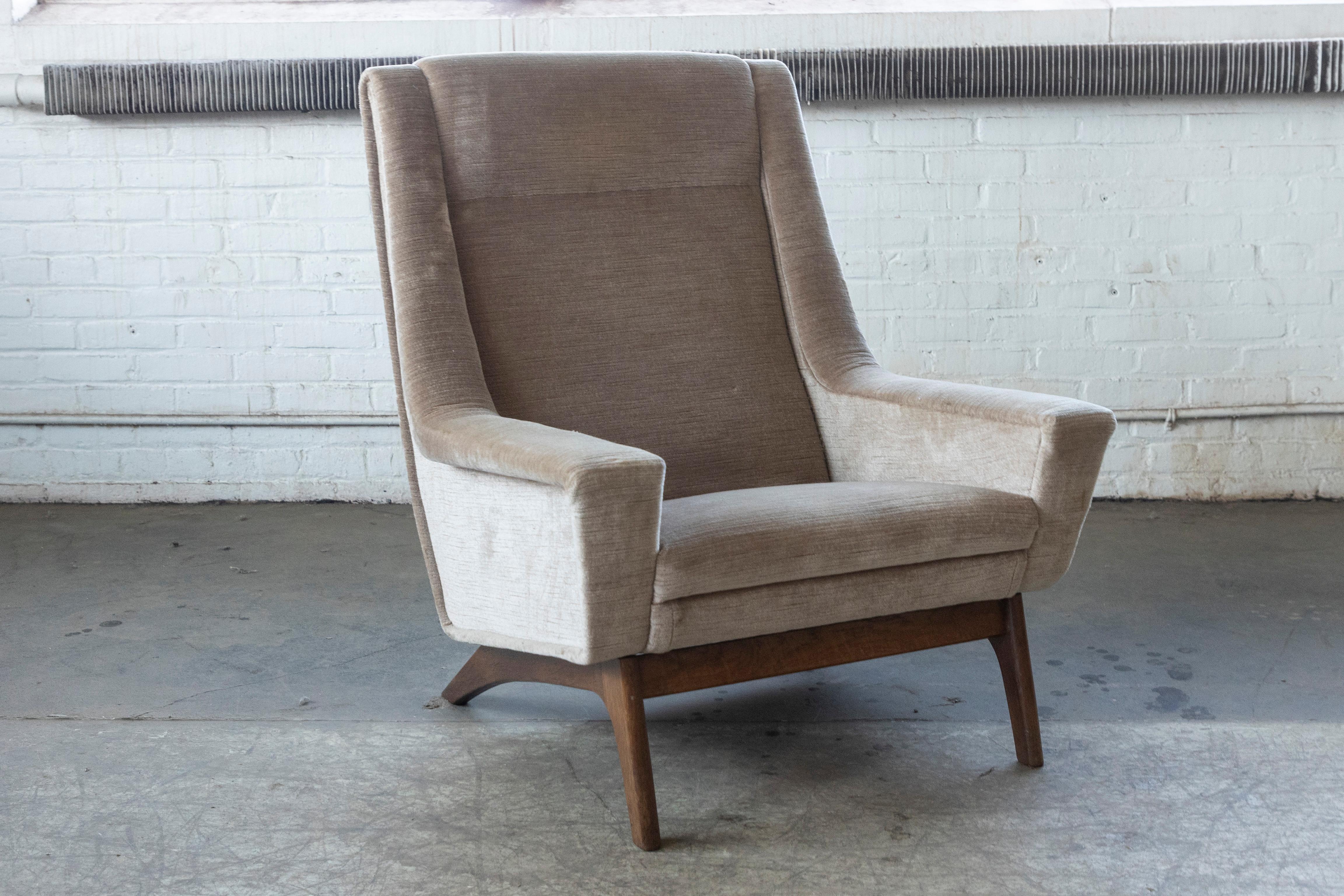 Classic and very elegant 1960's lounge chair attributed to Aage Christiansen to what appears to be a variation of his chair model Admiral by Erhardsen and Andersen. Very similar to some of the designs by Folke Ohlsson for Fritz Hansen. We love the
