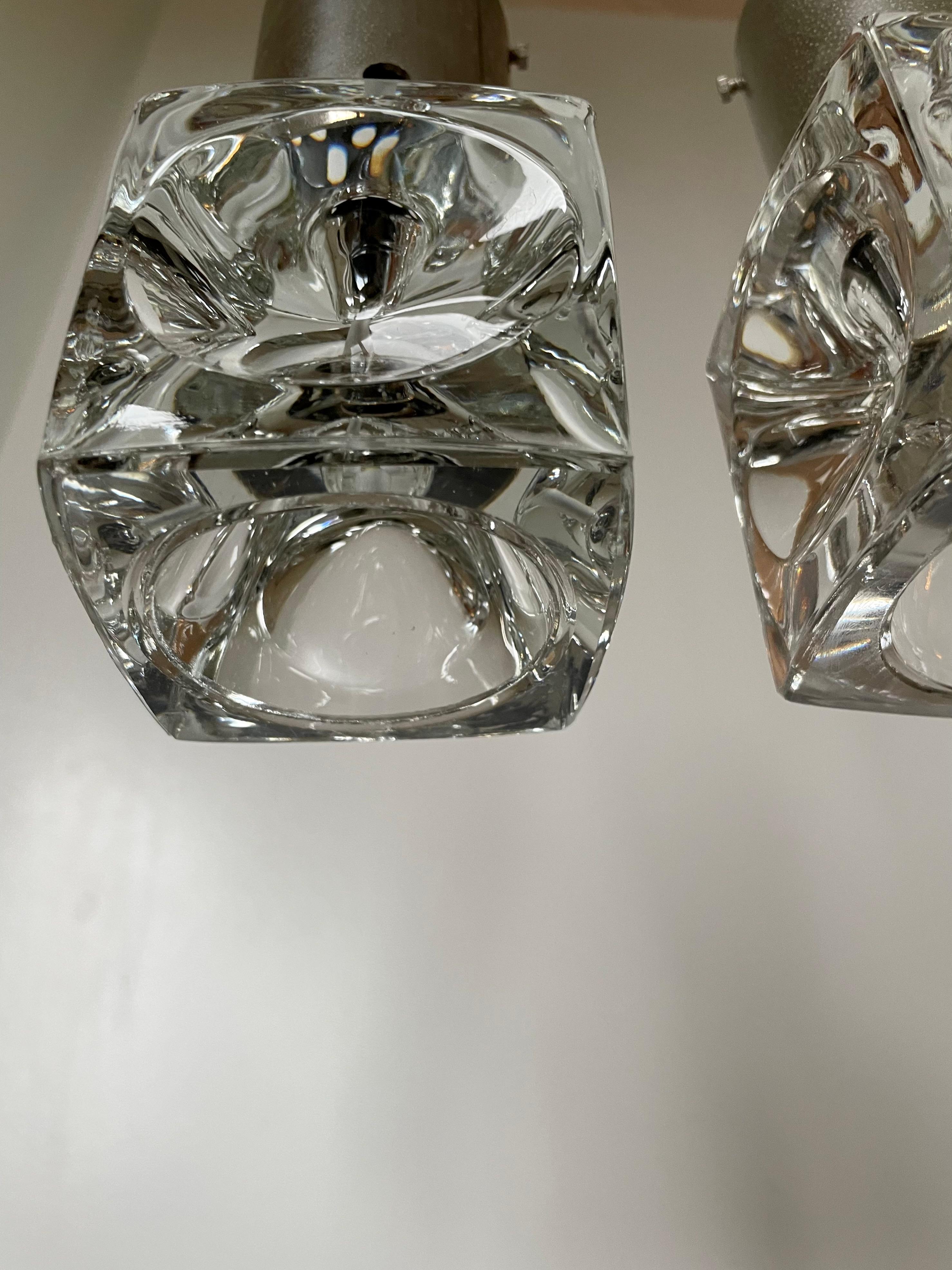 Paire de suspensions danoises des années 1960 en verre épais et chrome en vente 4
