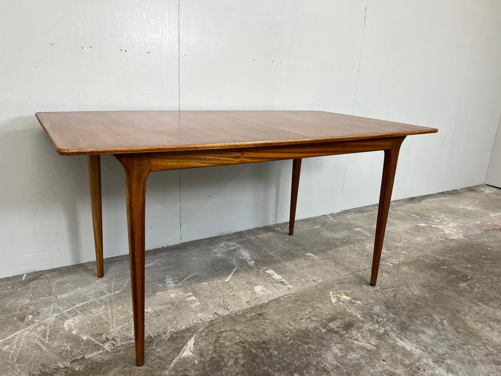 Fantastic Danish 1960's vintage mid century teak dining table in very good vintage condition, the table has a removable extention leave underneath the table top and stands on tapered legs

Height: 75cm, Depth: 83cm, Width: 147 or 193cm