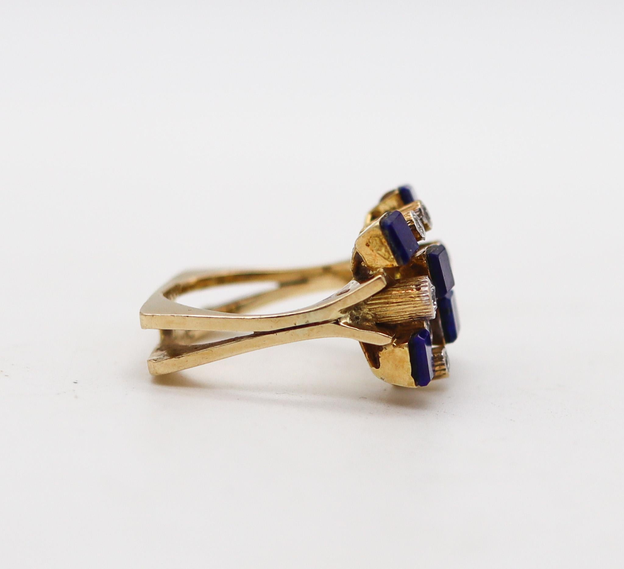 Moderniste Bague géométrique danoise des années 1970 en or jaune 14 carats avec diamants et lapis-lazuli en vente