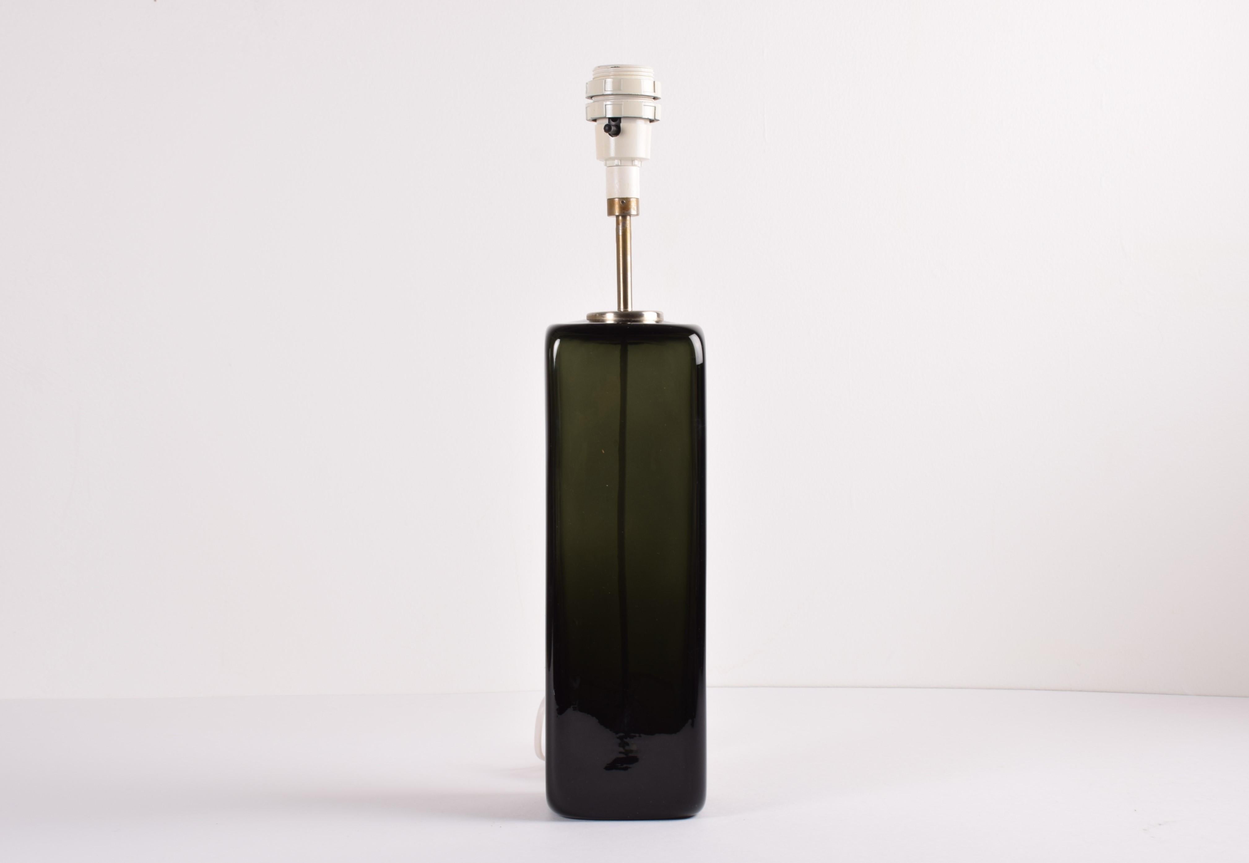Lámpara de mesa danesa de los años 70 Holmegaard KUBUS alta de cristal verde oliva de Per Lütken finales del siglo XX en venta