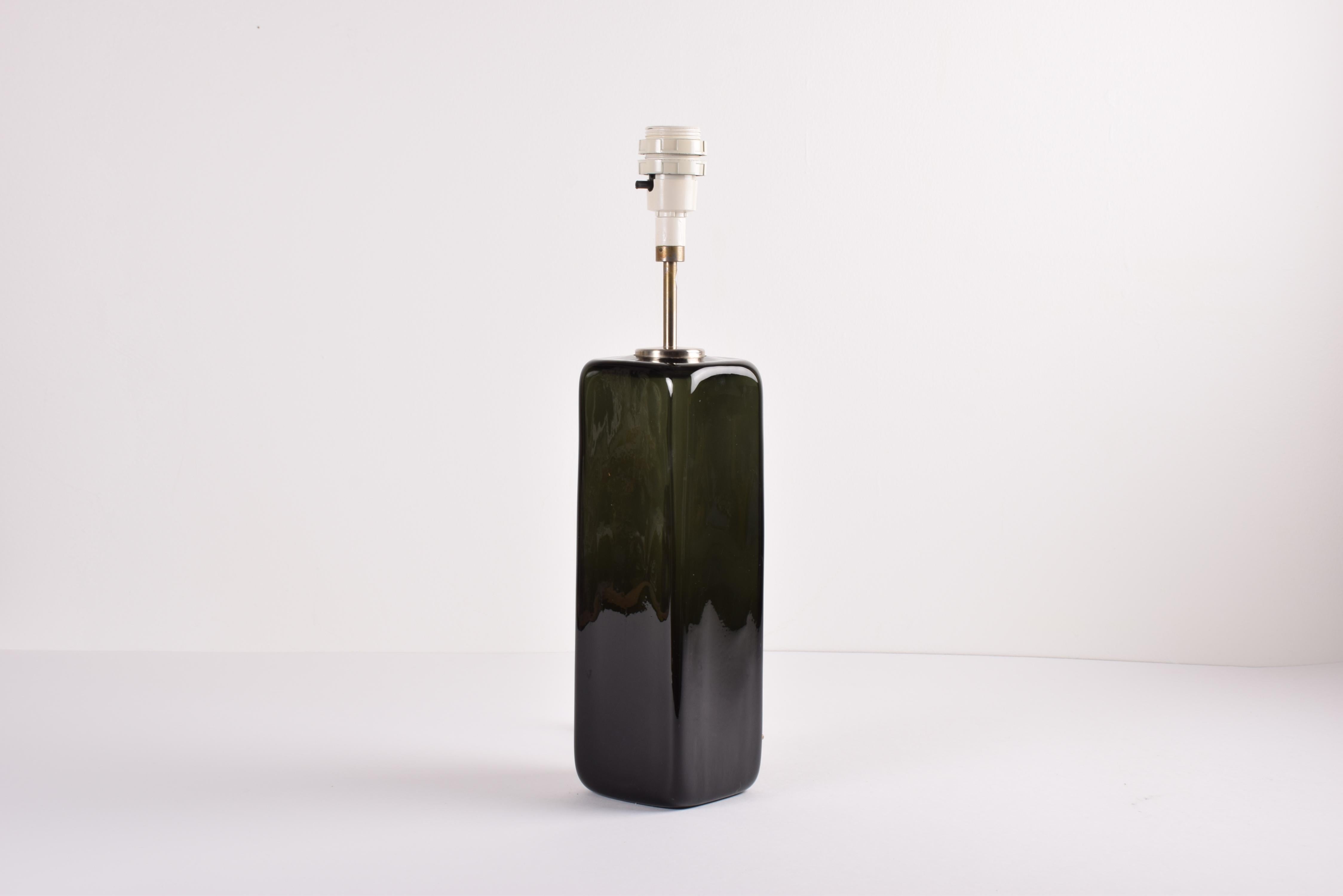 Lámpara de mesa danesa de los años 70 Holmegaard KUBUS alta de cristal verde oliva de Per Lütken en venta 1