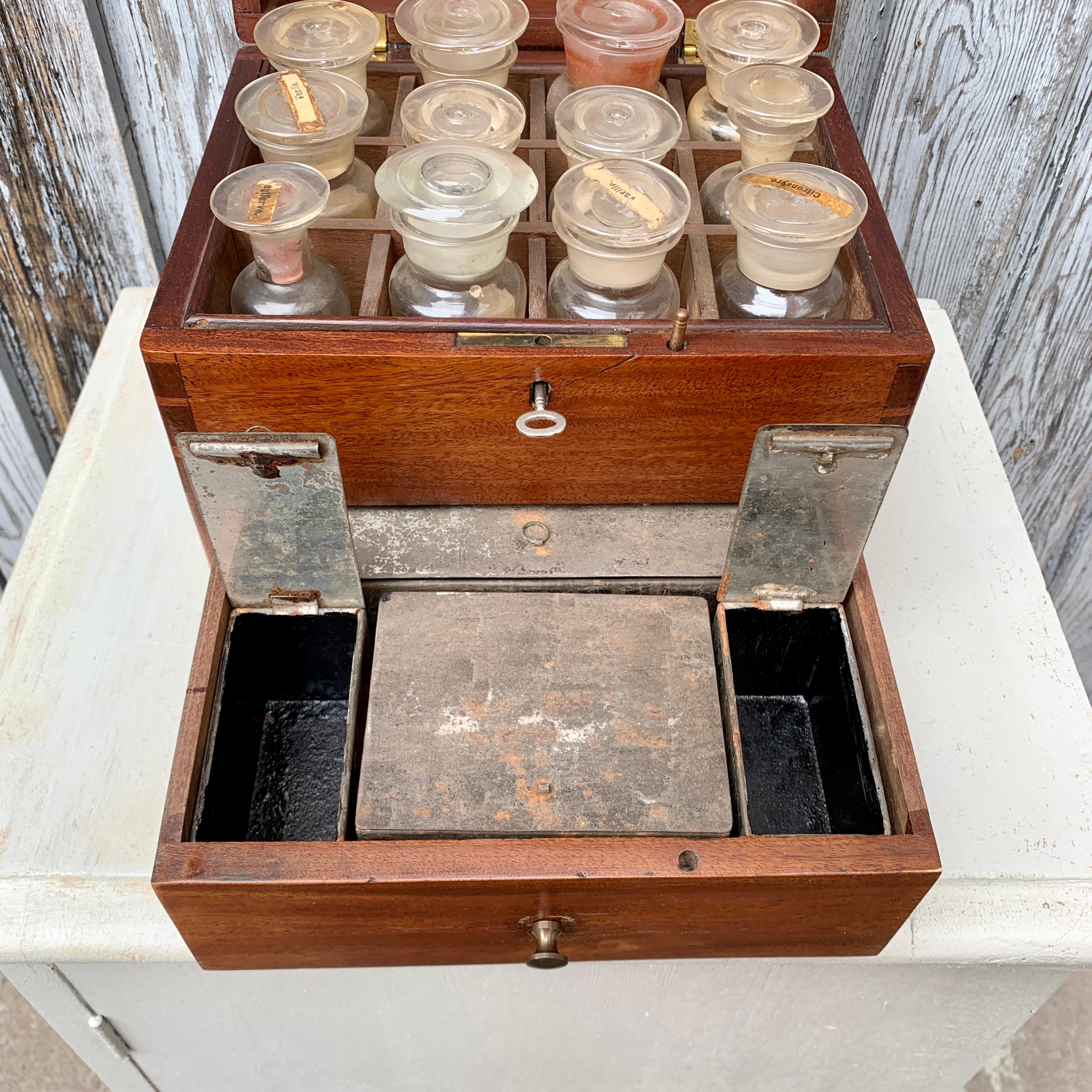 Boîte à pointes danoise du 19ème siècle en acajou avec récipients en verre en vente 3