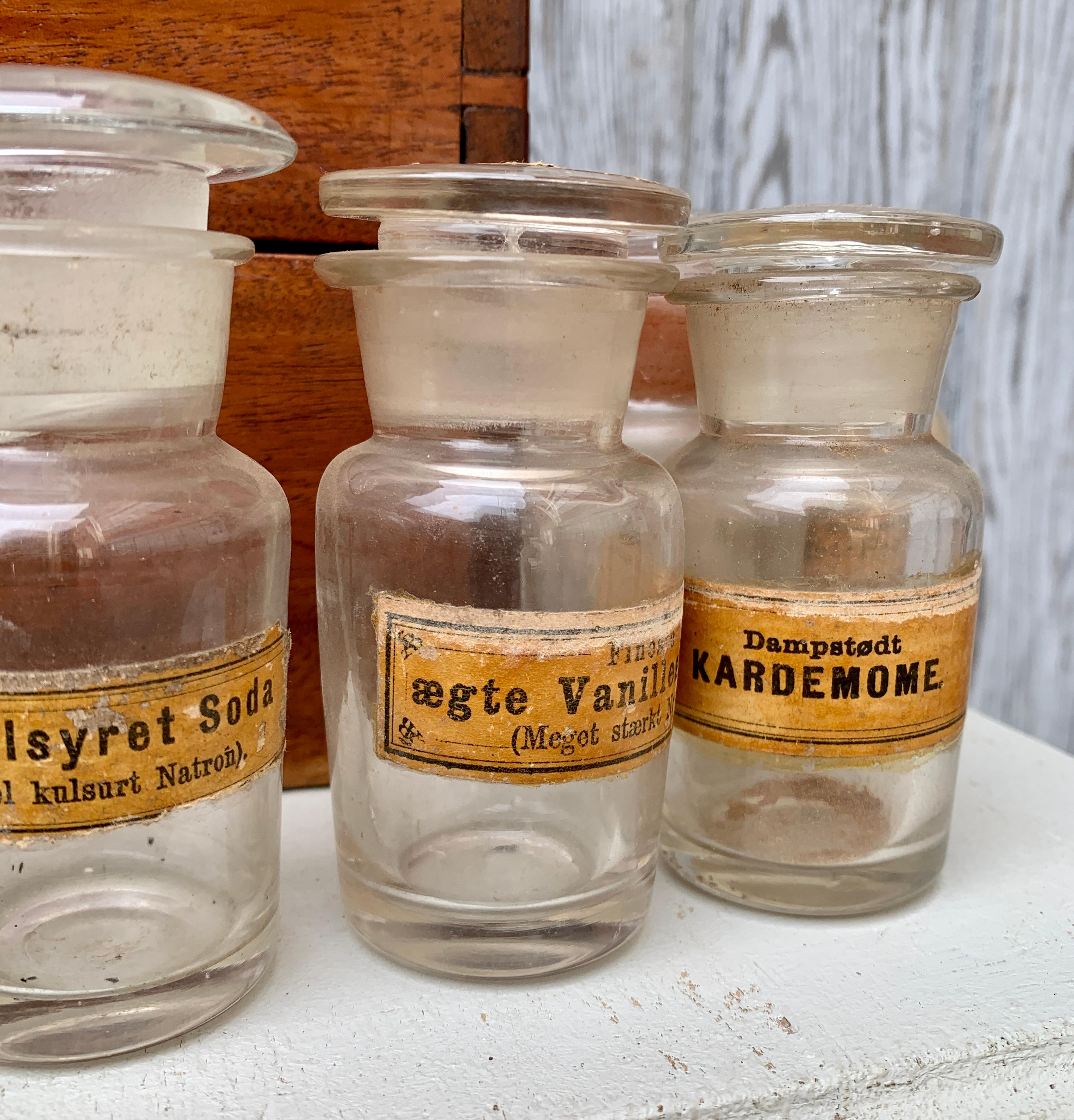 Boîte à pointes danoise du 19ème siècle en acajou avec récipients en verre en vente 9