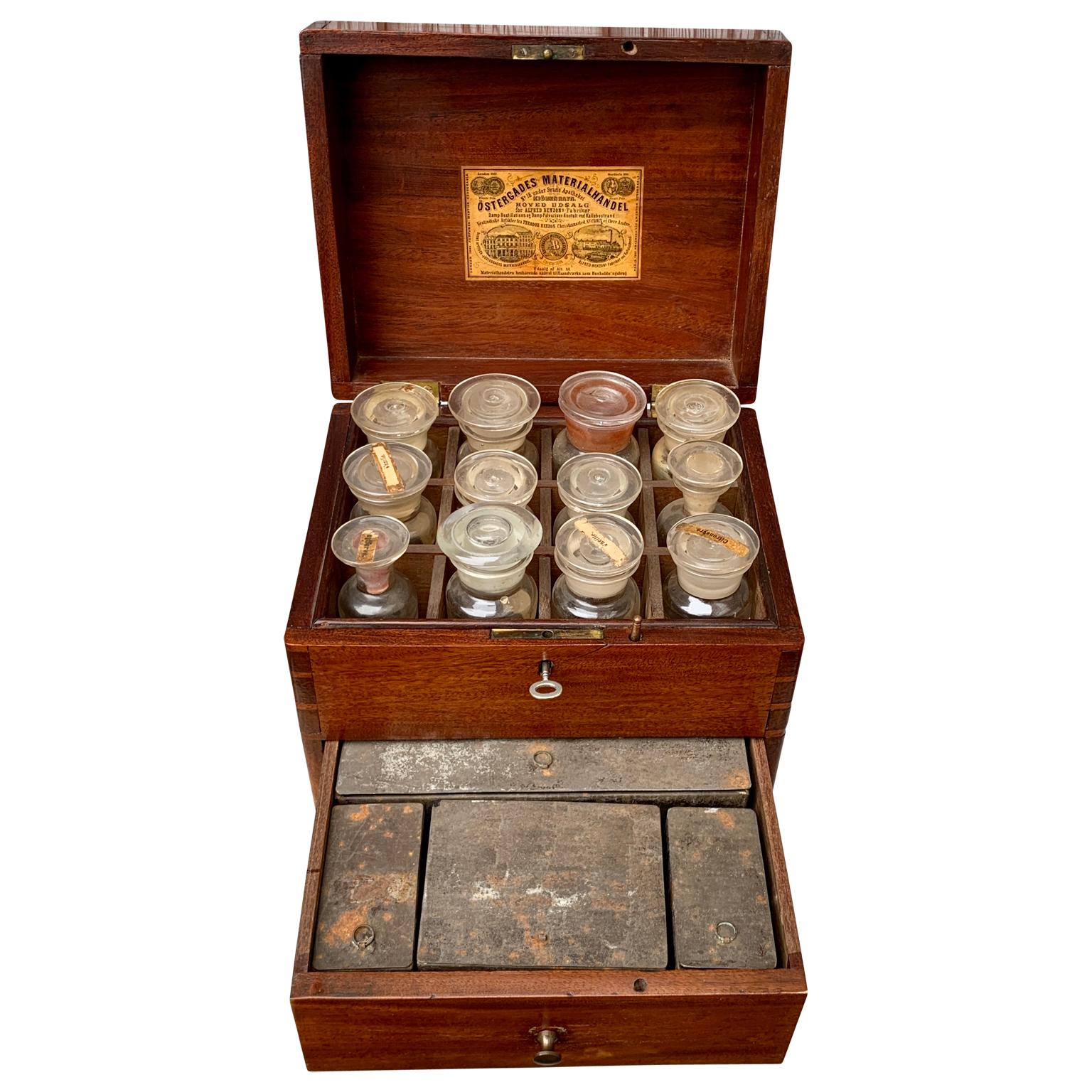 Rare boîte à épices rectangulaire du milieu du XIXe siècle, en acajou, avec poignées en laiton d'origine, provenant de Copenhague au Danemark. Cette boîte à épices de 