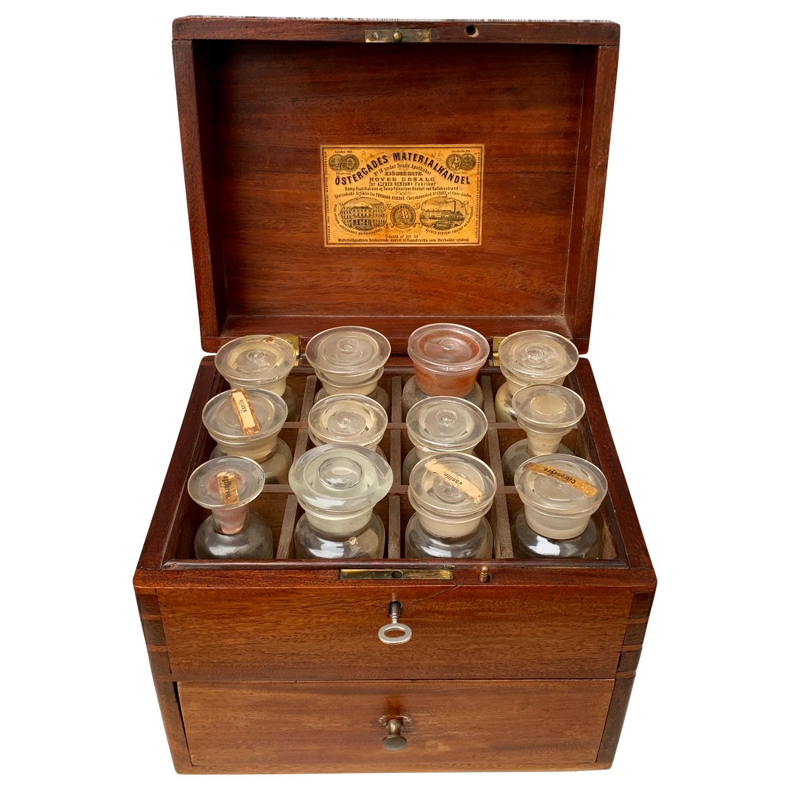 Boîte à pointes danoise du 19ème siècle en acajou avec récipients en verre Bon état - En vente à Haddonfield, NJ