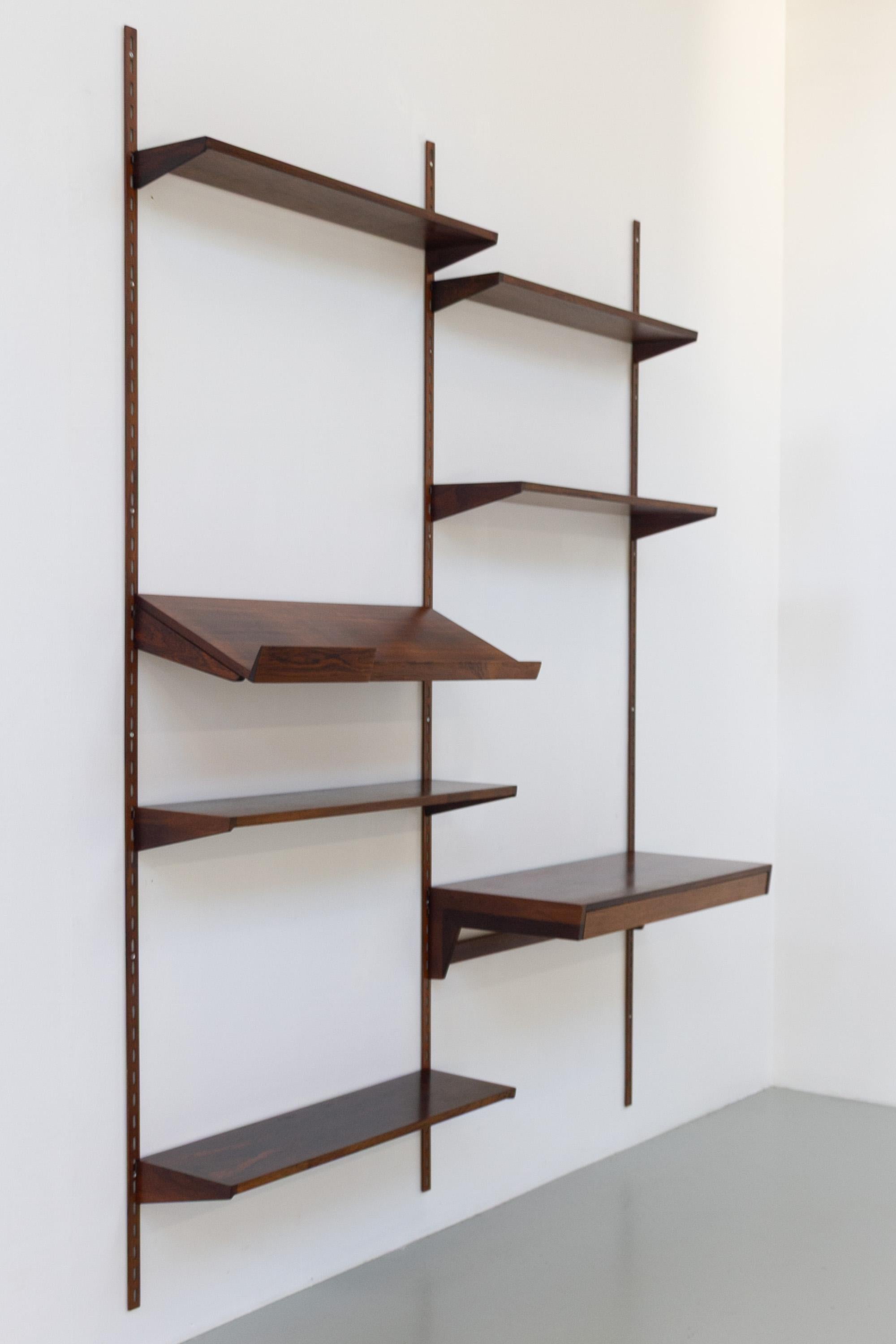 Pensile danese a 2 vani in palissandro con scrivania di Kai Kristiansen per FM, 1960.

Parete attrezzata danese modulare in legno di palissandro/palisandro dell'architetto danese Kai Kristiansen per Feldballes Møbelfabrik, Danimarca, 1960.
Sistema