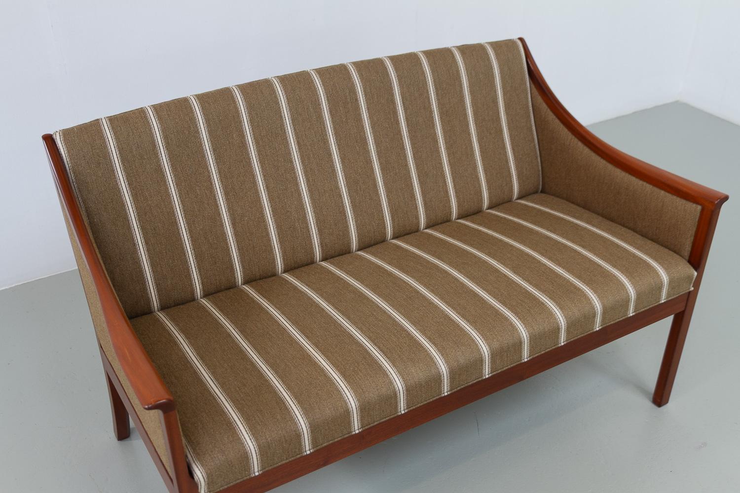 Danish 2-Seater Sofa by Ole Wanscher for PJ Møbler, 1960s. In Good Condition For Sale In Asaa, DK