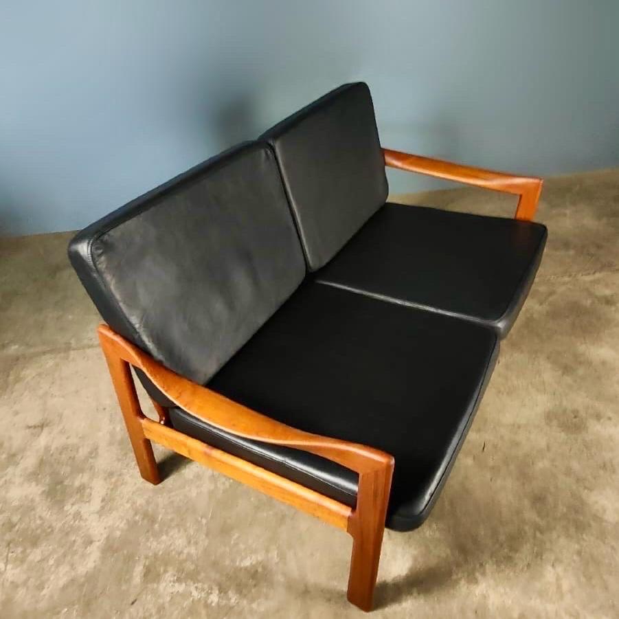 Mid-Century Modern Danish 2 Seater Sofa Illum Wikkelsø For Niels Eilersen Black Leather Teak 1960s For Sale