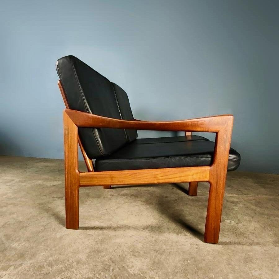 Danish 2 Seater Sofa Illum Wikkelsø For Niels Eilersen Black Leather Teak 1960s In Excellent Condition For Sale In Cambridge, GB