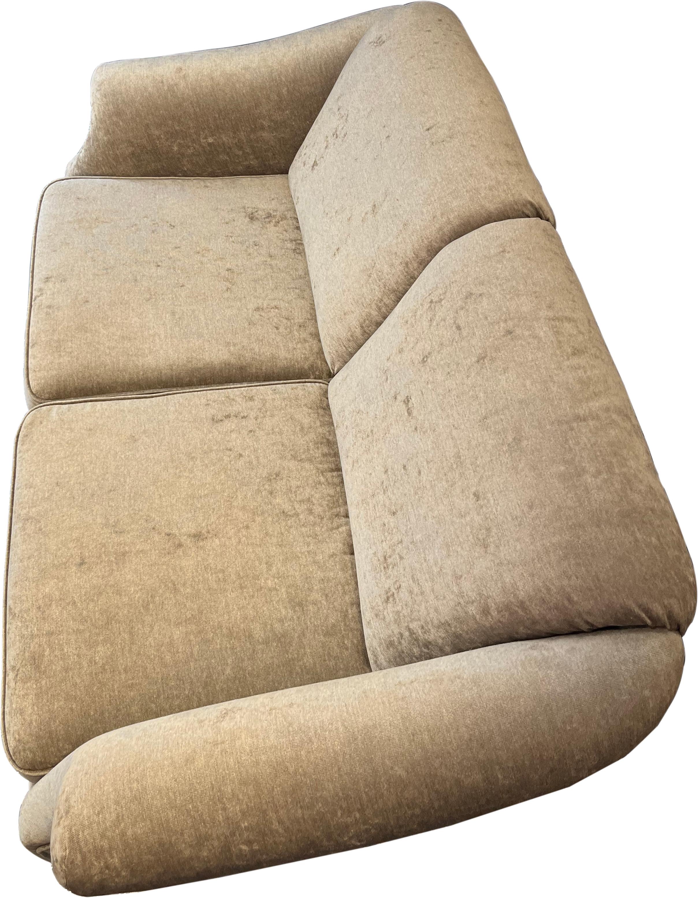 Dänisches 2-Sitzer-Sofa aus ockerfarbenem Samt im Zustand „Gut“ im Angebot in Renens, CH