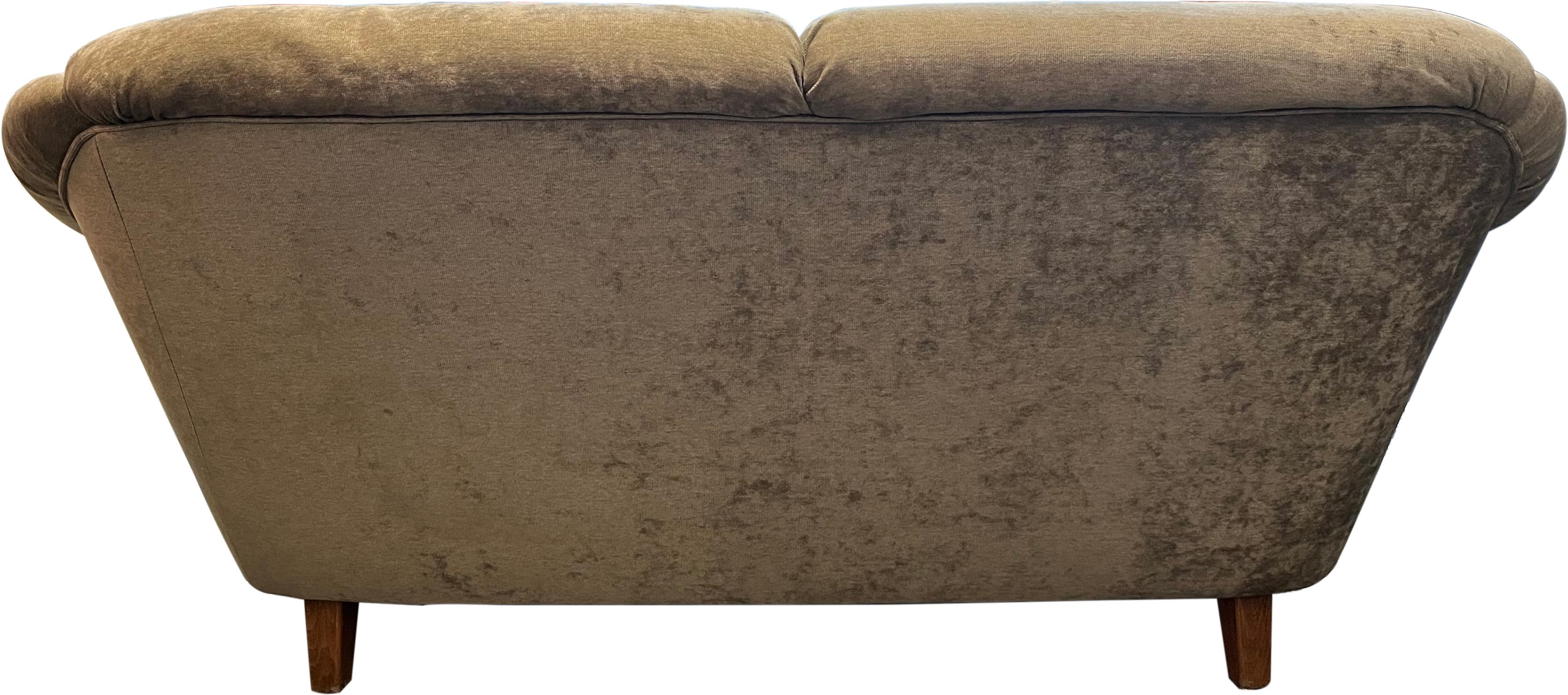 Dänisches 2-Sitzer-Sofa aus ockerfarbenem Samt (Mitte des 20. Jahrhunderts) im Angebot